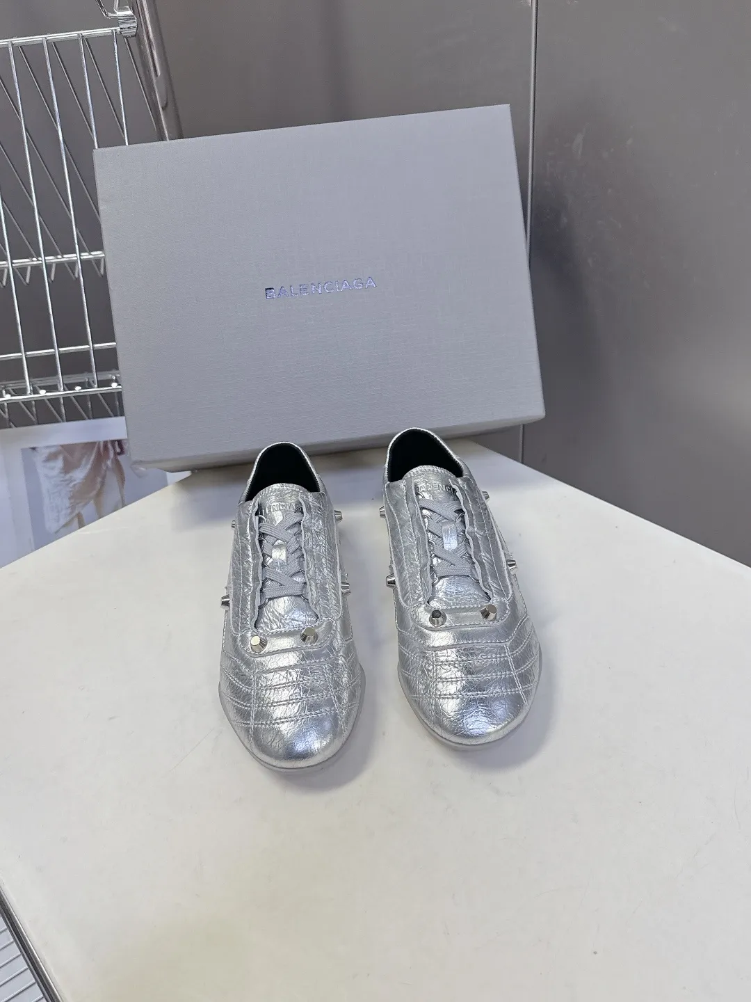 💰240 Balenciaga巴黎世家最新款棒球鞋 薄底鞋 休闲鞋 超多明星时尚博主种草 原版购入开发做货 超火的薄底设计 巴黎家最新隐藏款网球鞋柔软油蜡小牛皮配搭经典双logo满满的复古感又是最最最百搭的配色 今年女孩必入的一款休闲鞋 鞋底设计 超级柔软 配合送专柜精美包装 ▪️ 面料：原版定制油蜡小牛皮 ▪️ 内里：进口定制网布里 ▪️ 鞋底：原版开模橡胶大底 ▪️ Size: 35-40