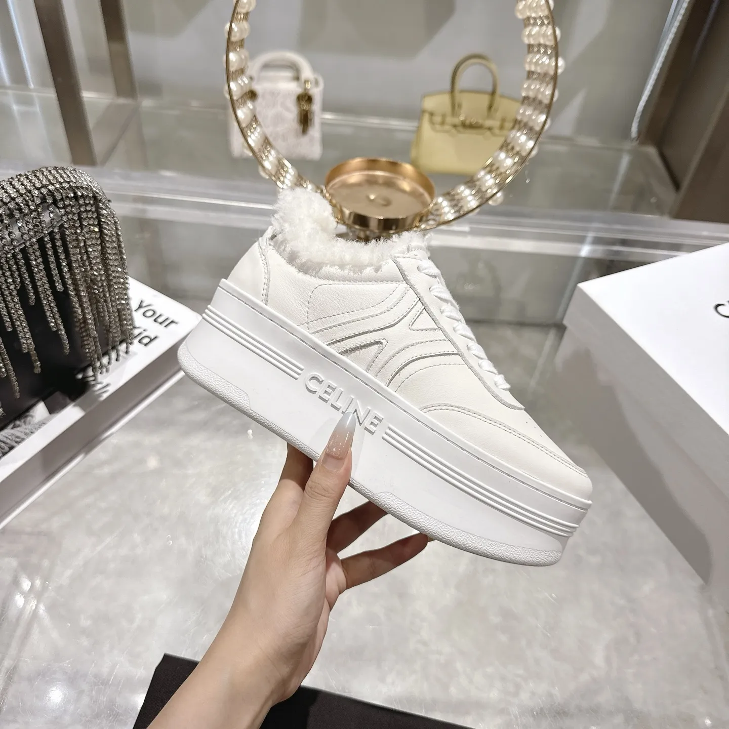 出厂370💰🌟高版本 CELINE*思琳赛琳 2025ss新款徽标系带厚底羊毛里休闲鞋小白鞋 简单舒服，干净利落，增高显腿细，无论是单穿还是搭配阔腿裤，高街又复古✔️一起来做CELINE女孩 ✔鞋面：进口头层小牛皮 ✔内里：进口羊毛 ✔大底：原版1:1开模大底 ✔码数：35-40 （40订做）