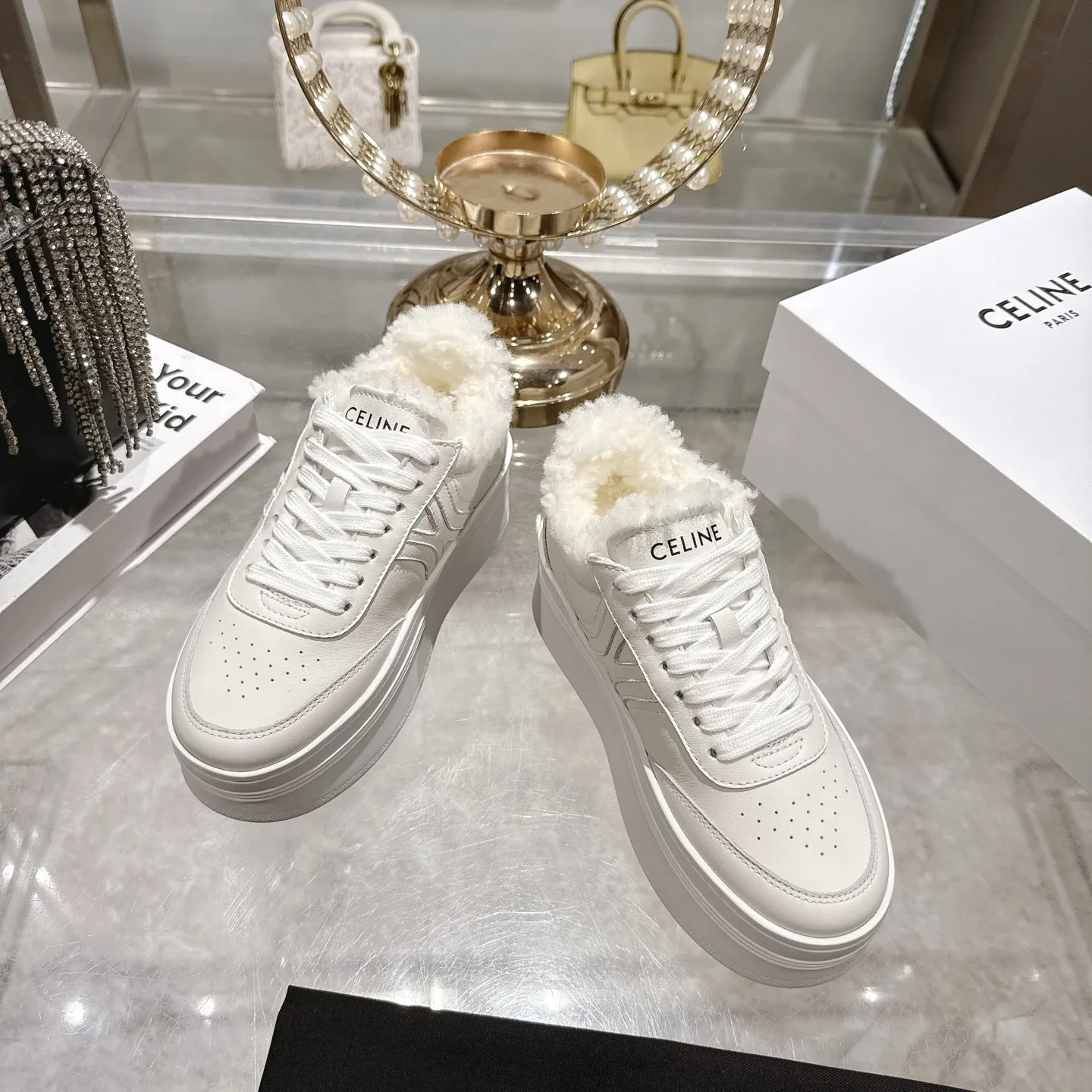 出厂370💰🌟高版本 CELINE*思琳赛琳 2025ss新款徽标系带厚底羊毛里休闲鞋小白鞋 简单舒服，干净利落，增高显腿细，无论是单穿还是搭配阔腿裤，高街又复古✔️一起来做CELINE女孩 ✔鞋面：进口头层小牛皮 ✔内里：进口羊毛 ✔大底：原版1:1开模大底 ✔码数：35-40 （40订做）