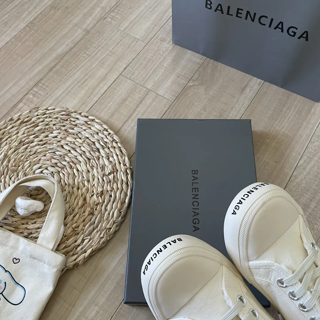 橙子出厂价💰105,男码+10 BALENCIAGA 巴黎世家 全新Paris休闲做旧脏脏鞋 半拖帆布鞋 复古做旧风格 以崭新视角演绎“中古风” ➤ 原版做旧水染工艺 ➤ 顶级帆布面料 ➤ 原版磨具大底 Size:34-40