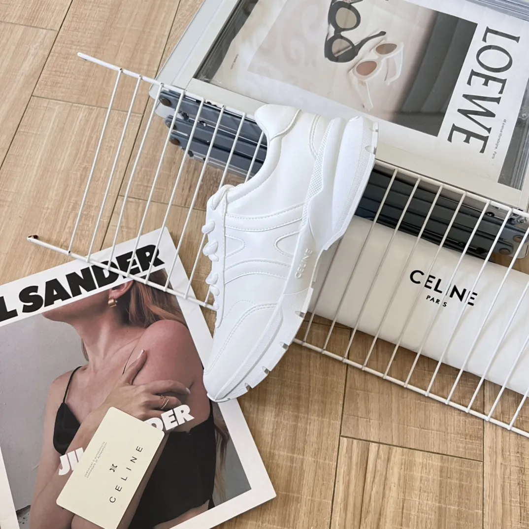 橙子出厂价💰140 Celine 赛琳 徽标系带休闲鞋小白鞋运动鞋老爹鞋 简单舒服,干净利落,增高显腿细,无论是单穿还是搭配阔腿裤,高街又复古~鞋面采用白色光滑头层牛皮,后跟凹印TRIOMPHE标志,鞋舌和鞋后帮印有CELINE标志,后跟经典老爹鞋款式,搭配织物内里,织物可活动脚床,不闷脚透气舒适,橡胶防滑大底抓地力强,轻便舒适满足日常一切场合穿搭! 码数:35-40