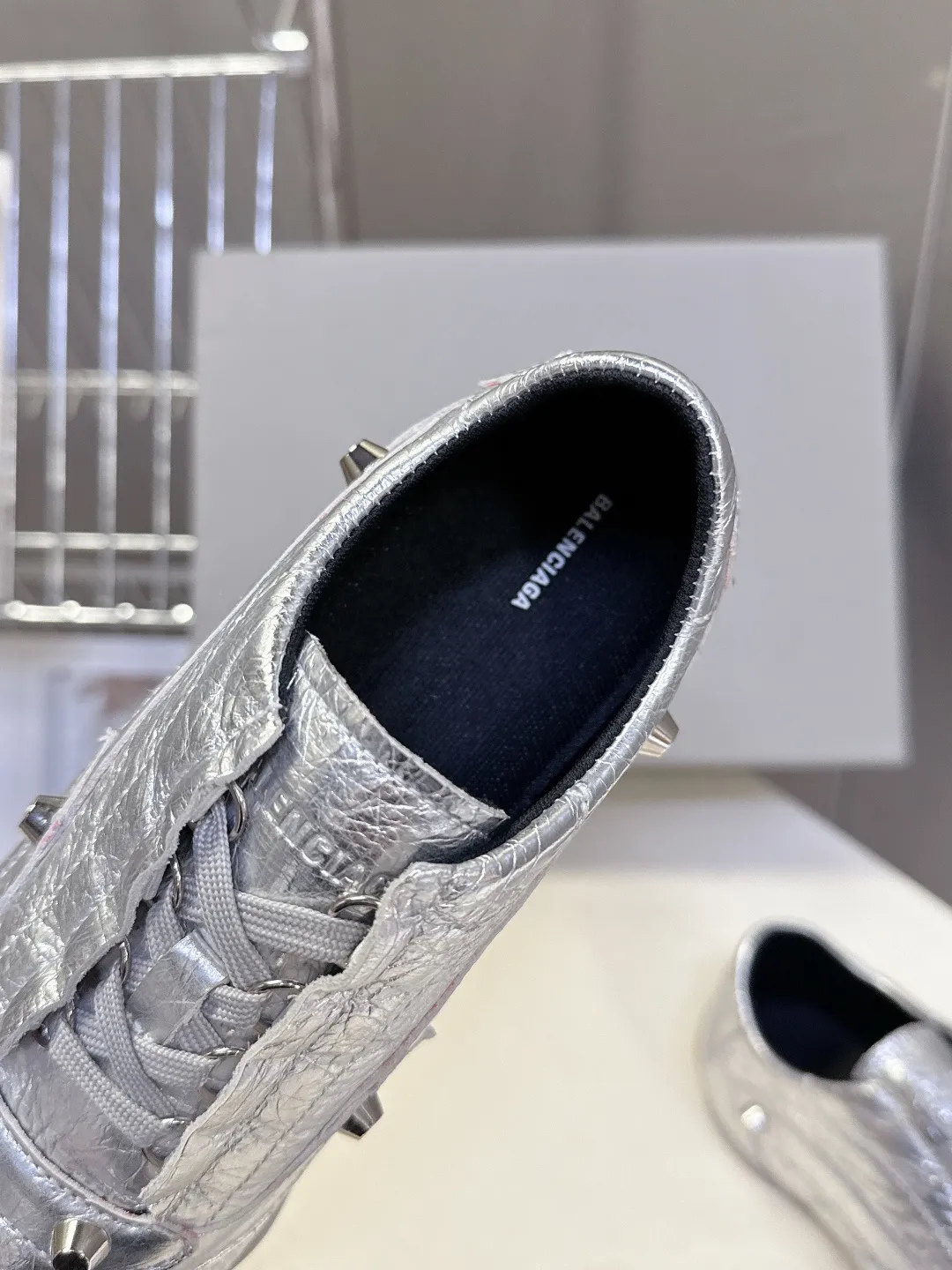 💰240 Balenciaga巴黎世家最新款棒球鞋 薄底鞋 休闲鞋 超多明星时尚博主种草 原版购入开发做货 超火的薄底设计 巴黎家最新隐藏款网球鞋柔软油蜡小牛皮配搭经典双logo满满的复古感又是最最最百搭的配色 今年女孩必入的一款休闲鞋 鞋底设计 超级柔软 配合送专柜精美包装 ▪️ 面料：原版定制油蜡小牛皮 ▪️ 内里：进口定制网布里 ▪️ 鞋底：原版开模橡胶大底 ▪️ Size: 35-40