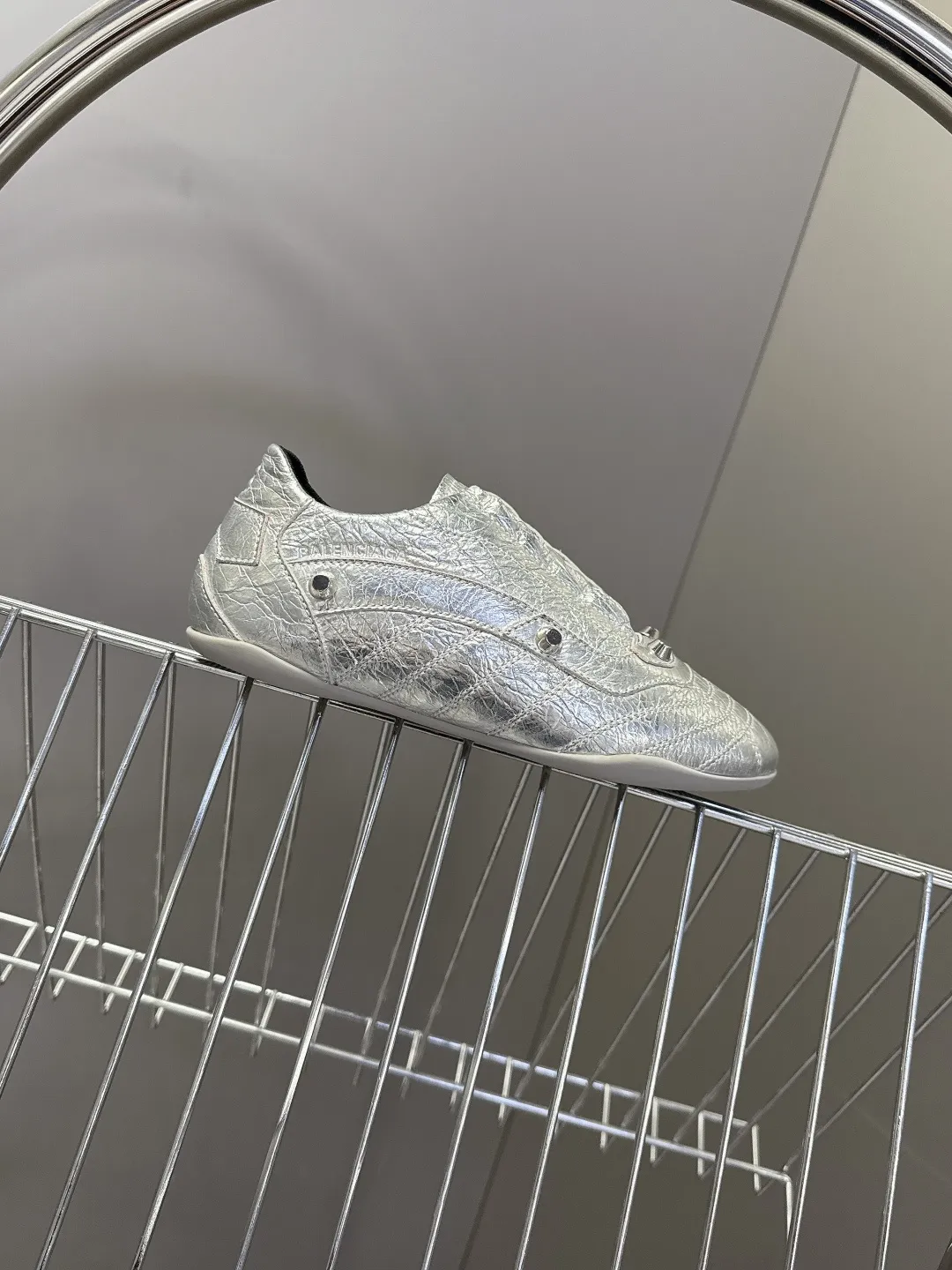 💰240 Balenciaga巴黎世家最新款棒球鞋 薄底鞋 休闲鞋 超多明星时尚博主种草 原版购入开发做货 超火的薄底设计 巴黎家最新隐藏款网球鞋柔软油蜡小牛皮配搭经典双logo满满的复古感又是最最最百搭的配色 今年女孩必入的一款休闲鞋 鞋底设计 超级柔软 配合送专柜精美包装 ▪️ 面料：原版定制油蜡小牛皮 ▪️ 内里：进口定制网布里 ▪️ 鞋底：原版开模橡胶大底 ▪️ Size: 35-40