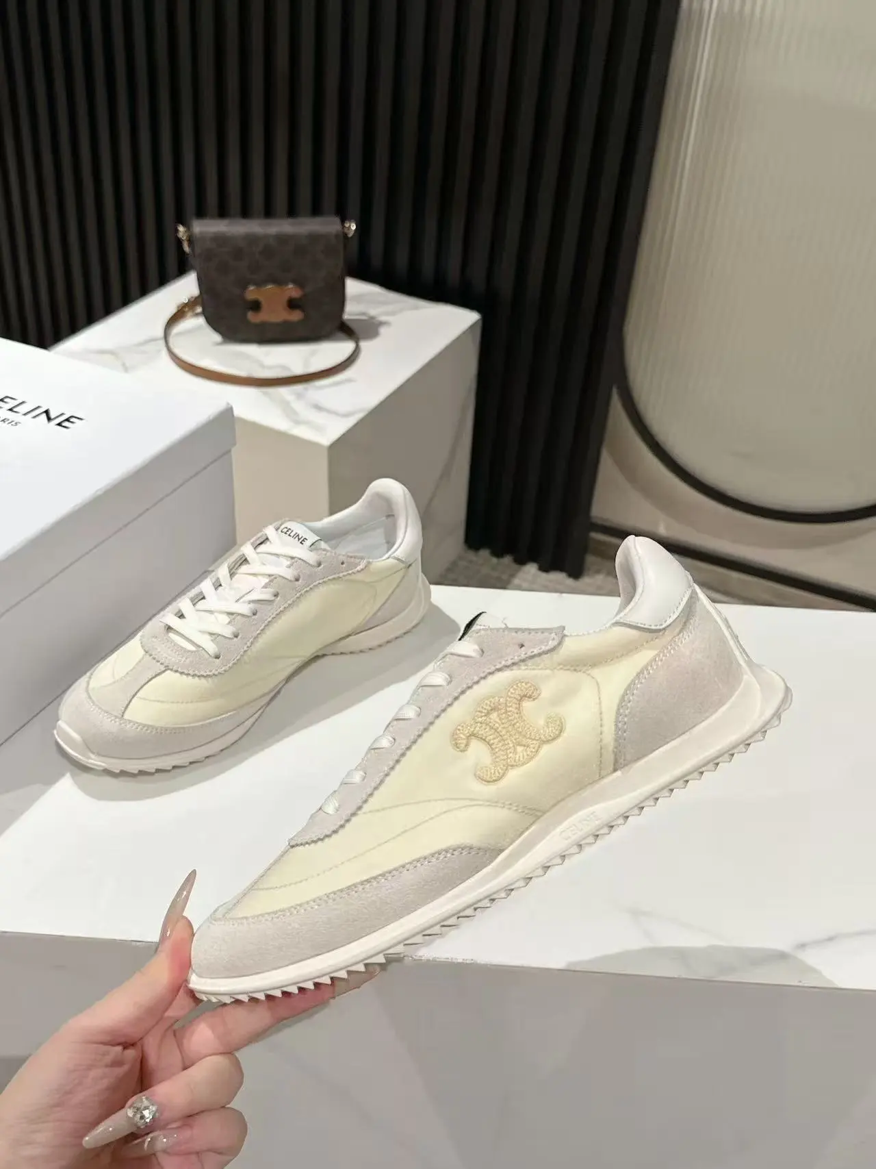 💰270 CELINE思琳春夏最新款Racer系列 阿甘鞋 运动鞋 🔥🔥 超多明星时尚博主种草 阿甘鞋鞋型设计经典永不过时 酷帅又百搭无论是运动风穿搭 还是日常出街的休闲装,它都能完美适配,轻松提升整体造型的质感 而且这双鞋的设计很贴合脚型,走路不累脚,春夏穿着也很透气,不会闷汗 不管你是去逛街、旅行还是运动,它都能成为你的最佳搭子 鞋面3D电绣LOGO格外突出亮点✔高丝光牛皮拼接透气布 原版私模大底Size:35-40