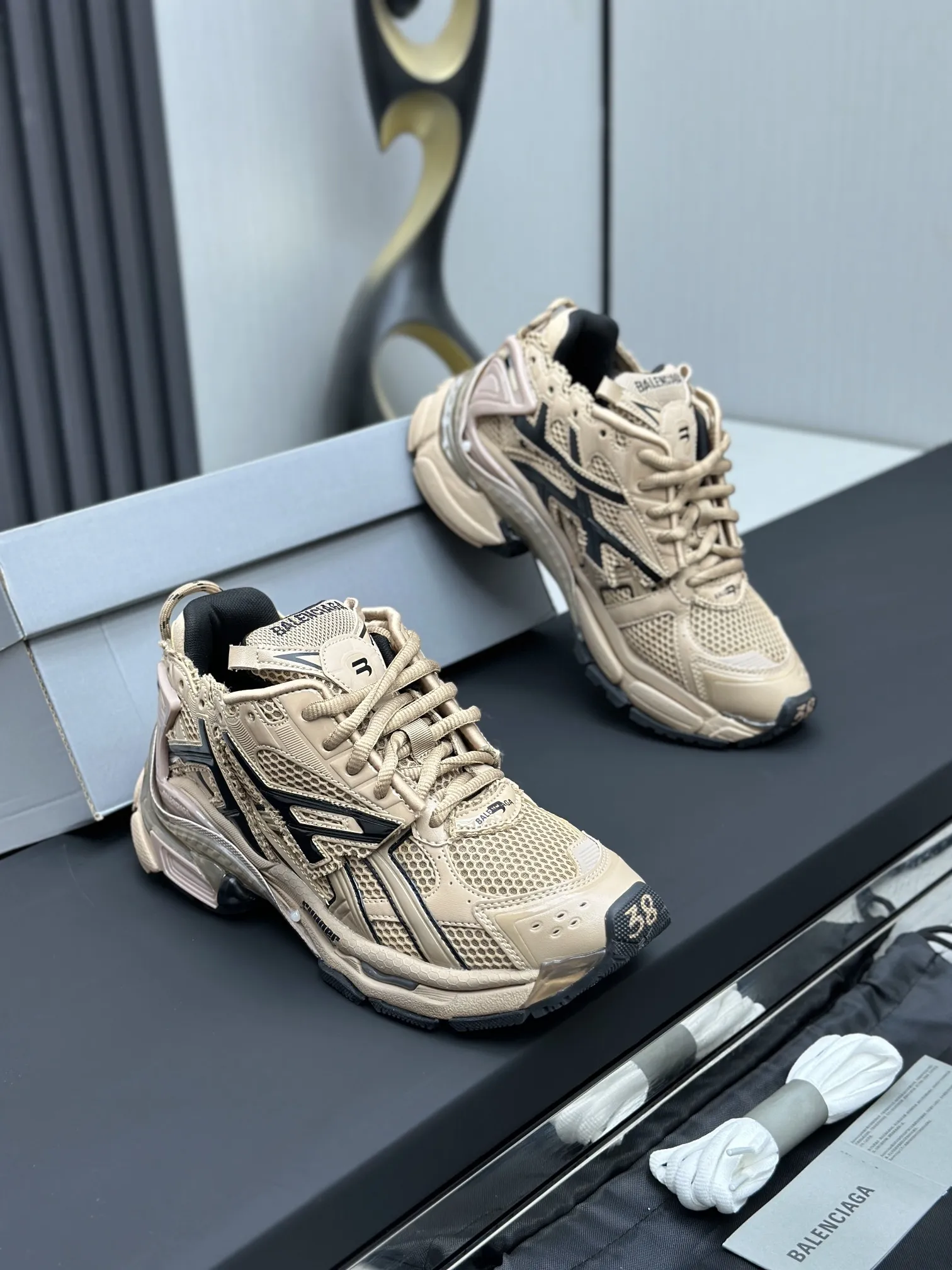 工厂价&yen;420💰纯原版本 7代 资讯：新款BALENCIAGA 巴黎世家-Runner、是通过溢胶、做旧、缝线等细节，展示了设计师 Demna 的运动鞋风格，用一双「旧鞋」传递复古感，后侧板、翘起的鞋头，则展示了 Demna 在结构上的未来构想； 原装大盒从里到外一切百分百还原官方配置 顶级专供碾压一切版本码数：35 36 37 38 39 40 41 42 43 44 45 46