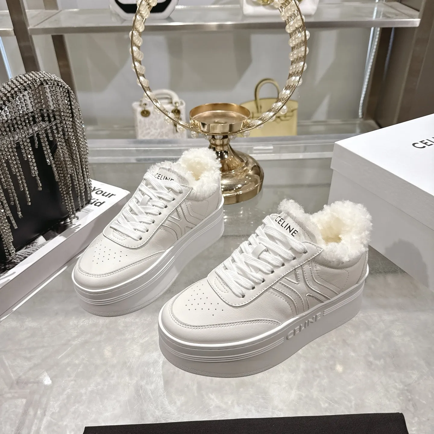 出厂370💰🌟高版本 CELINE*思琳赛琳 2025ss新款徽标系带厚底羊毛里休闲鞋小白鞋 简单舒服,干净利落,增高显腿细,无论是单穿还是搭配阔腿裤,高街又复古✔️一起来做CELINE女孩 ✔鞋面:进口头层小牛皮 ✔内里:进口羊毛 ✔大底:原版1:1开模大底 ✔码数:35-40 (40订做)