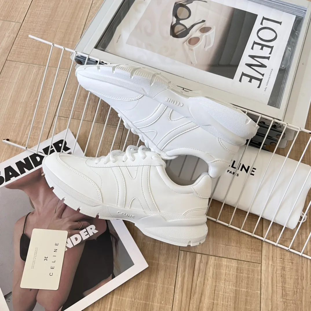 橙子出厂价💰140 Celine 赛琳 徽标系带休闲鞋小白鞋运动鞋老爹鞋 简单舒服,干净利落,增高显腿细,无论是单穿还是搭配阔腿裤,高街又复古~鞋面采用白色光滑头层牛皮,后跟凹印TRIOMPHE标志,鞋舌和鞋后帮印有CELINE标志,后跟经典老爹鞋款式,搭配织物内里,织物可活动脚床,不闷脚透气舒适,橡胶防滑大底抓地力强,轻便舒适满足日常一切场合穿搭! 码数:35-40