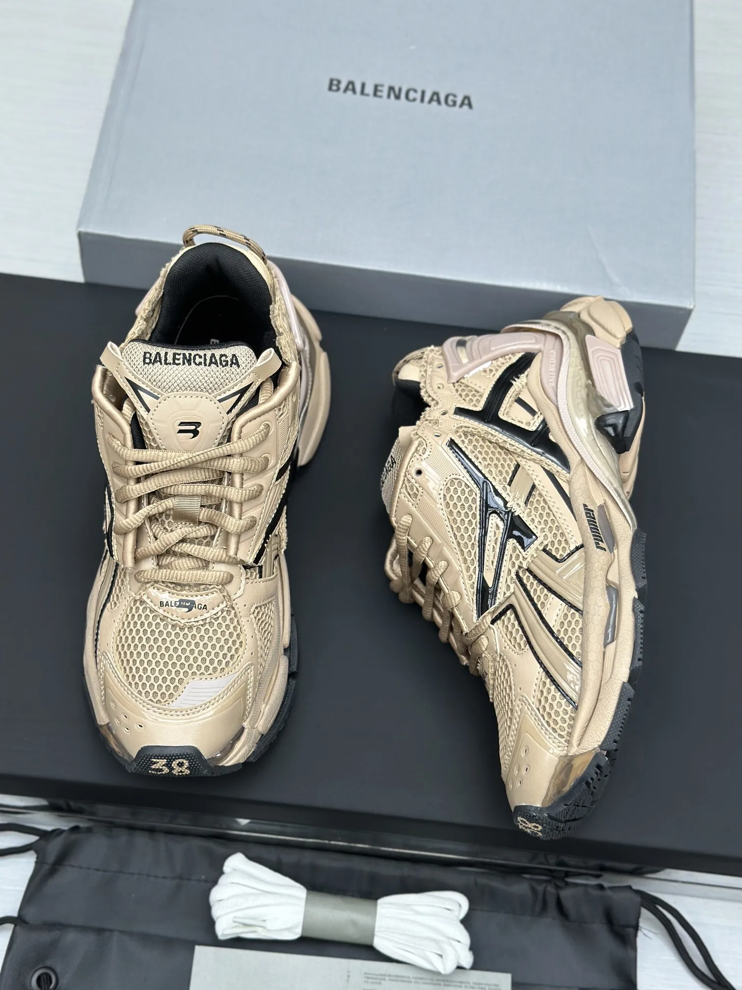 工厂价¥420💰纯原版本 7代 资讯:新款BALENCIAGA 巴黎世家-Runner、是通过溢胶、做旧、缝线等细节,展示了设计师 Demna 的运动鞋风格,用一双「旧鞋」传递复古感,后侧板、翘起的鞋头,则展示了 Demna 在结构上的未来构想; 原装大盒从里到外一切百分百还原官方配置 顶级专供碾压一切版本码数:35 36 37 38 39 40 41 42 43 44 45 46