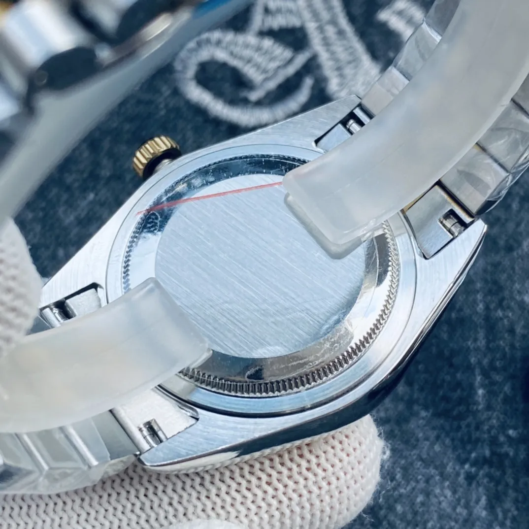 白壳200,间金➕10 🏍品牌:劳力士日志(Rolex) 🏍系列:日志系列经典款。 🏍机芯:搭载顶级进口机械机芯走时精准 🏍镜面:顶级矿物质水晶镜面更耐磨 🏍表带:316精钢材质钢带舒适经典制作 🏍尺寸:直径41mm,36mm两种 厚度10mm。