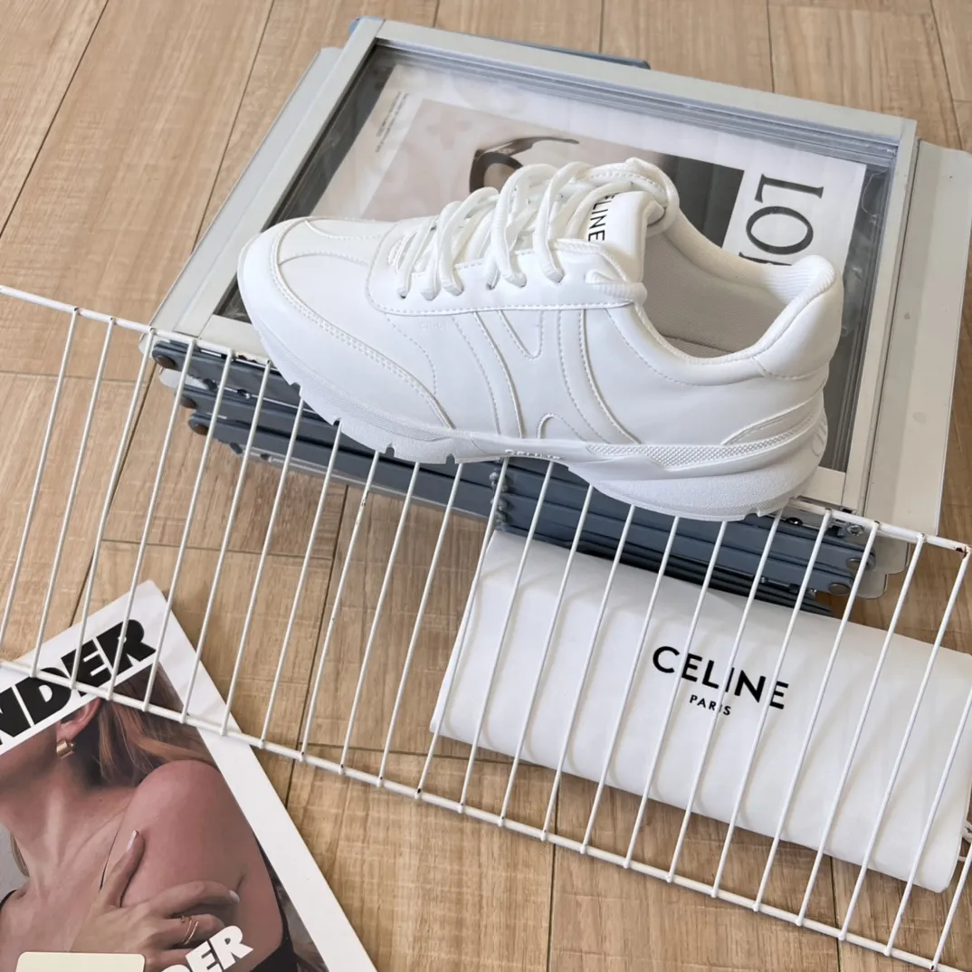 橙子出厂价💰140 Celine 赛琳 徽标系带休闲鞋小白鞋运动鞋老爹鞋 简单舒服，干净利落，增高显腿细，无论是单穿还是搭配阔腿裤，高街又复古~鞋面采用白色光滑头层牛皮，后跟凹印TRIOMPHE标志，鞋舌和鞋后帮印有CELINE标志，后跟经典老爹鞋款式，搭配织物内里，织物可活动脚床，不闷脚透气舒适，橡胶防滑大底抓地力强，轻便舒适满足日常一切场合穿搭！ 码数：35-40