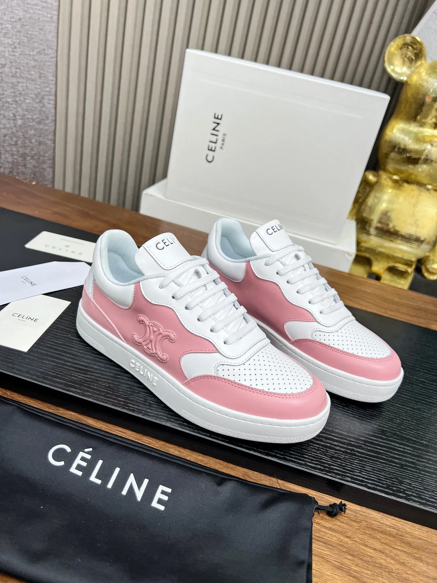 280！CELINE.2025年celine赛琳 Block Triomphe 运动鞋 BLOCK TRIOMPHE牛皮革坡跟运动鞋厚底小白鞋 鞋后帮和侧面压印CELINE标志厚底面包鞋简单舒服，干净利落，增高显腿细无论是单穿还是搭配阔腿裤，高街又复古一起来做 CELINE女孩 尺码：35-44