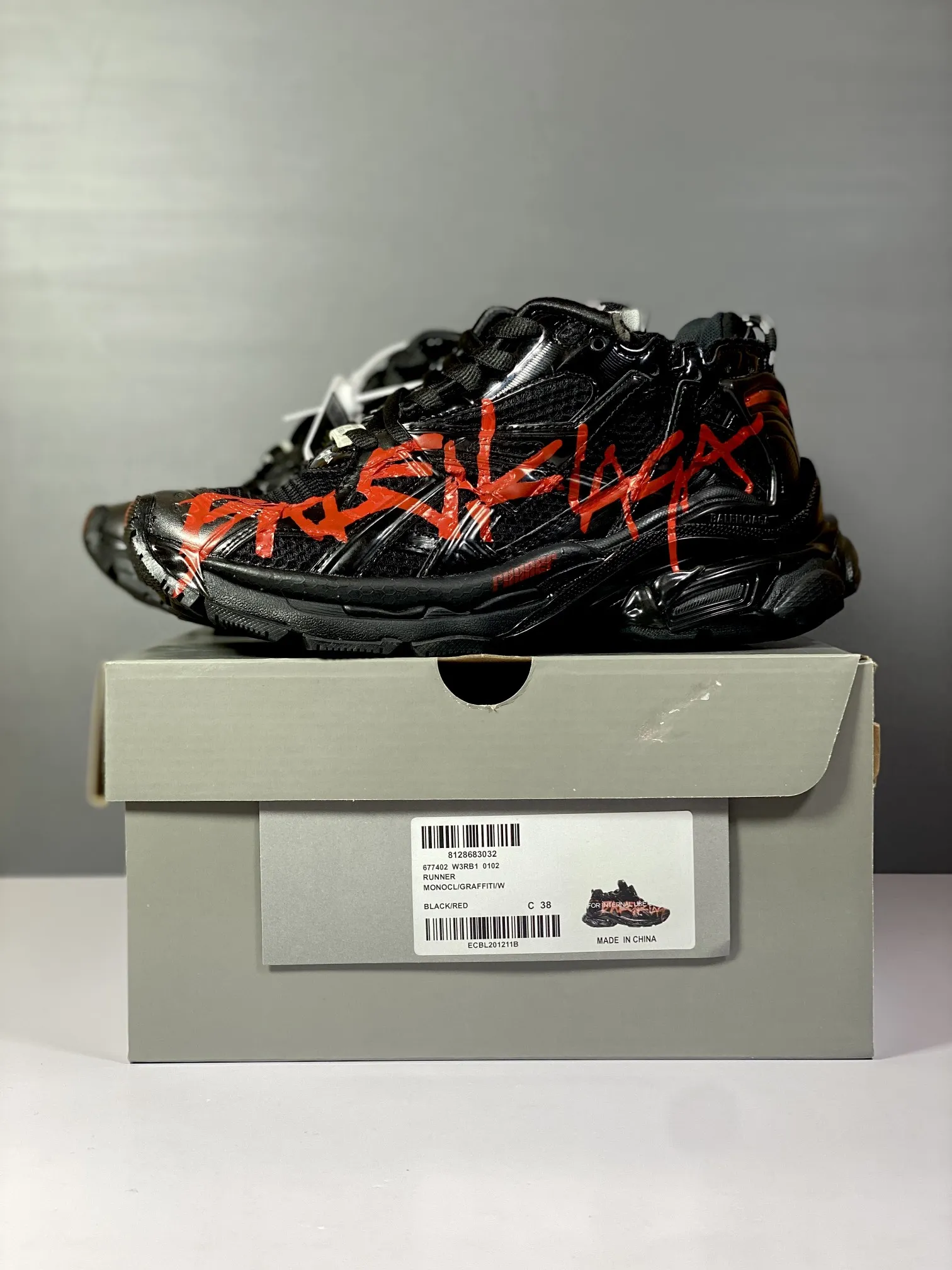 出厂&yen;500💰 纯原版本 涂鸦绘画 资讯：新款BALENCIAGA 巴黎世家-Runner、是通过溢胶、做旧、缝线等细节，展示了设计师 Demna 的运动鞋风格，用一双「旧鞋」传递复古感，后侧板、翘起的鞋头，则展示了 Demna 在结构上的未来构想； 原装大盒从里到外一切百分百还原官方配置 顶级专供碾压一切版本码数：35 36 37 38 39 40 41 42 43 44 45 46