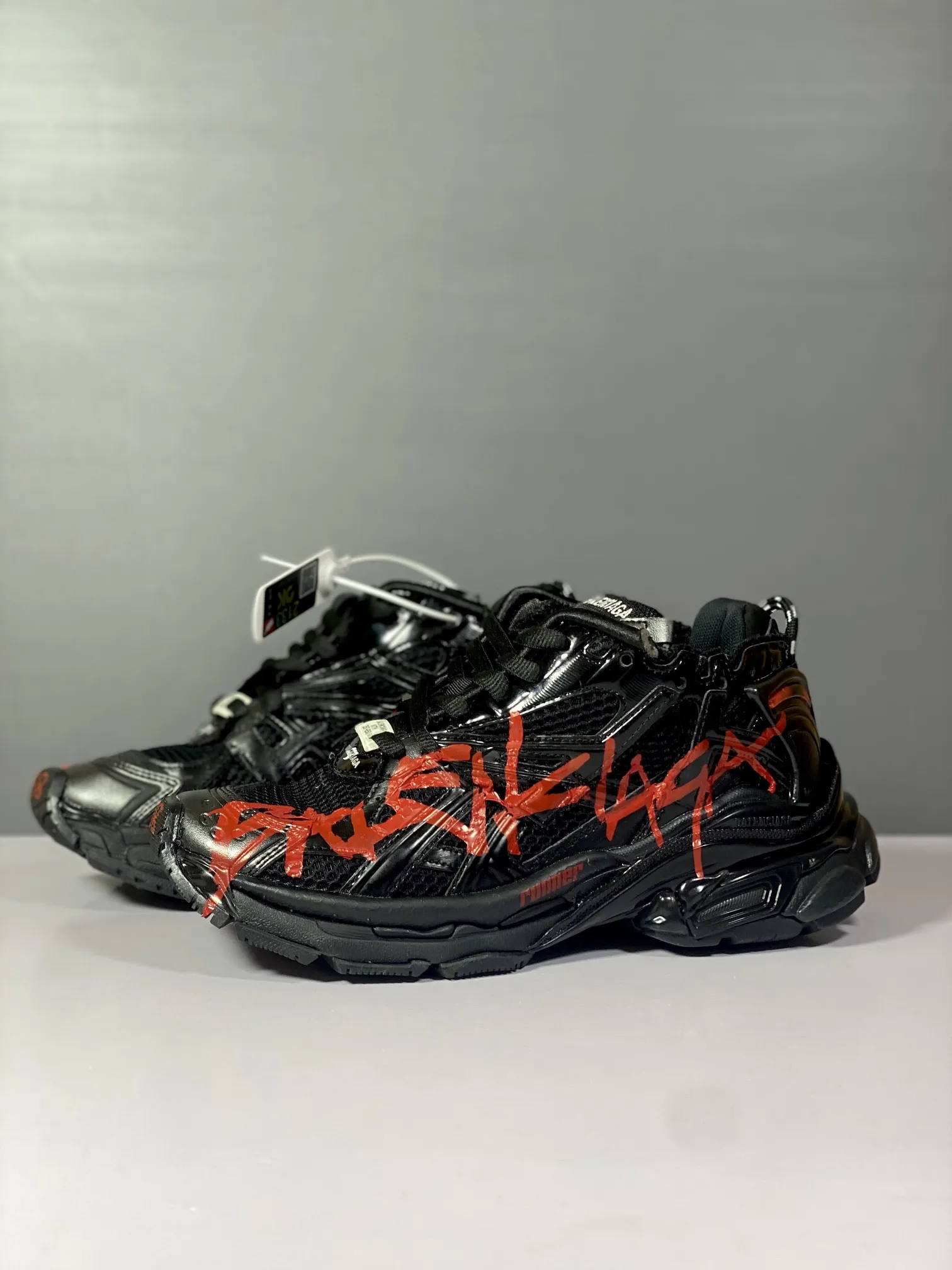 出厂¥500💰 纯原版本 涂鸦绘画 资讯:新款BALENCIAGA 巴黎世家-Runner、是通过溢胶、做旧、缝线等细节,展示了设计师 Demna 的运动鞋风格,用一双「旧鞋」传递复古感,后侧板、翘起的鞋头,则展示了 Demna 在结构上的未来构想; 原装大盒从里到外一切百分百还原官方配置 顶级专供碾压一切版本码数:35 36 37 38 39 40 41 42 43 44 45 46