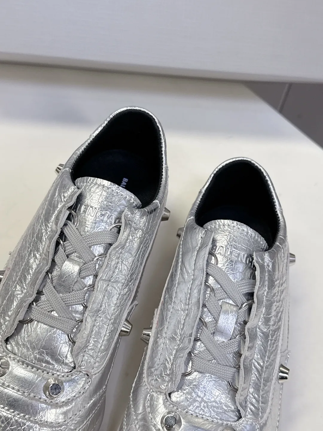 💰240 Balenciaga巴黎世家最新款棒球鞋 薄底鞋 休闲鞋 超多明星时尚博主种草 原版购入开发做货 超火的薄底设计 巴黎家最新隐藏款网球鞋柔软油蜡小牛皮配搭经典双logo满满的复古感又是最最最百搭的配色 今年女孩必入的一款休闲鞋 鞋底设计 超级柔软 配合送专柜精美包装 ▪️ 面料:原版定制油蜡小牛皮 ▪️ 内里:进口定制网布里 ▪️ 鞋底:原版开模橡胶大底 ▪️ Size: 35-40