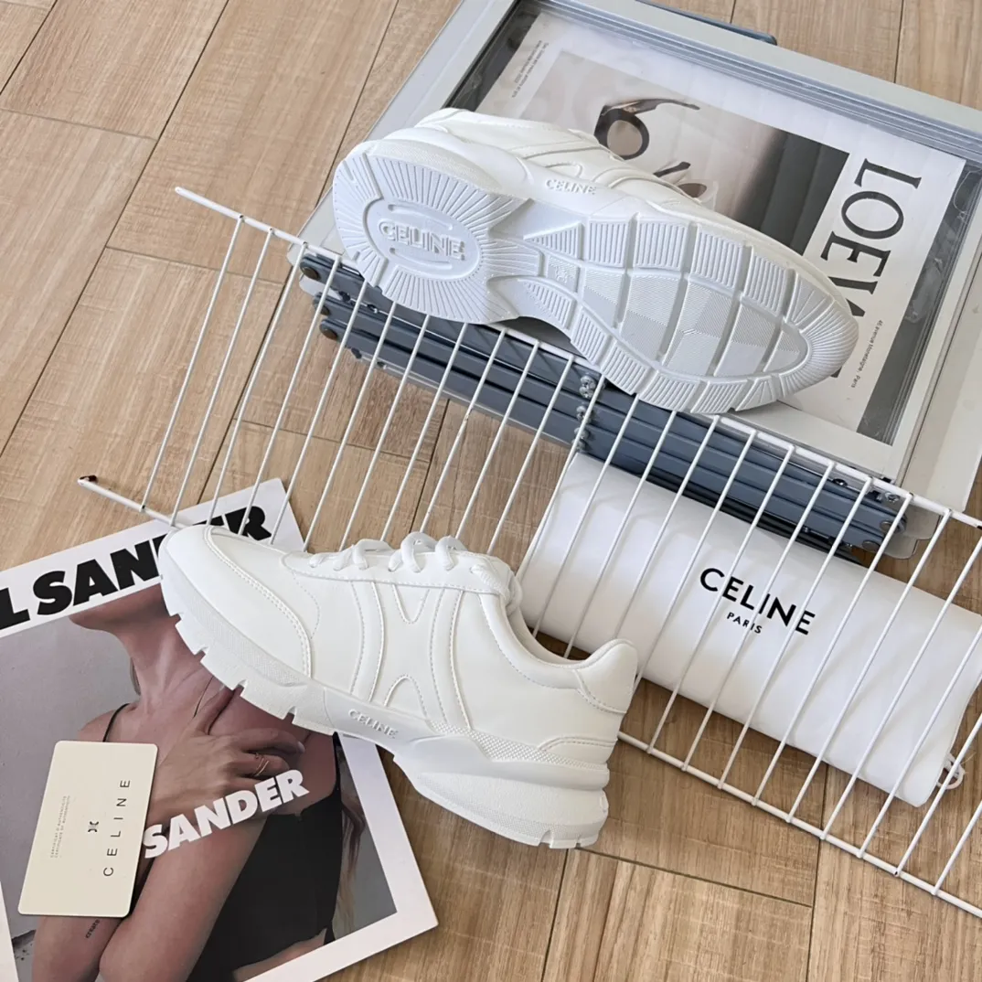 橙子出厂价💰140 Celine 赛琳 徽标系带休闲鞋小白鞋运动鞋老爹鞋 简单舒服，干净利落，增高显腿细，无论是单穿还是搭配阔腿裤，高街又复古~鞋面采用白色光滑头层牛皮，后跟凹印TRIOMPHE标志，鞋舌和鞋后帮印有CELINE标志，后跟经典老爹鞋款式，搭配织物内里，织物可活动脚床，不闷脚透气舒适，橡胶防滑大底抓地力强，轻便舒适满足日常一切场合穿搭！ 码数：35-40