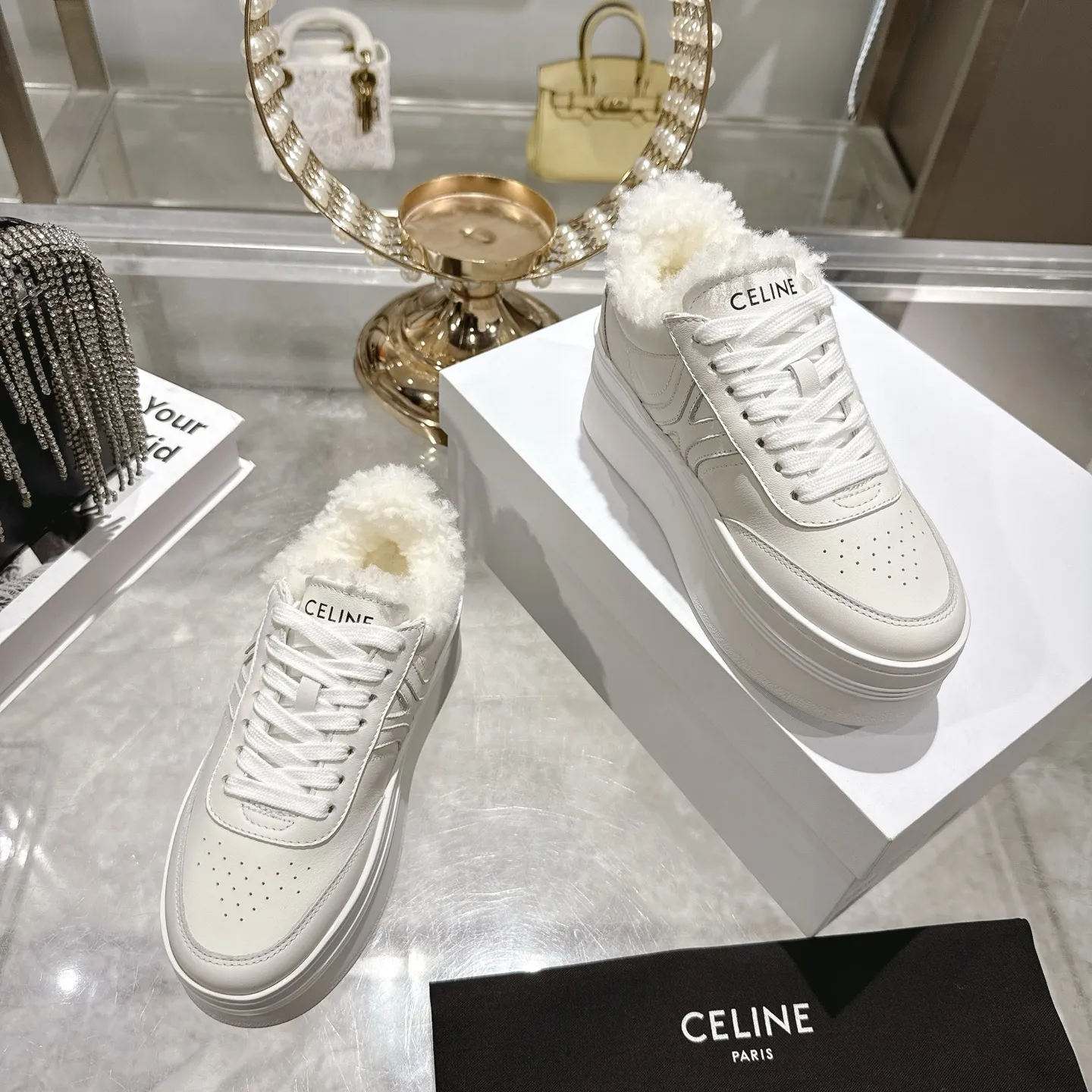 出厂370💰🌟高版本 CELINE*思琳赛琳 2025ss新款徽标系带厚底羊毛里休闲鞋小白鞋 简单舒服,干净利落,增高显腿细,无论是单穿还是搭配阔腿裤,高街又复古✔️一起来做CELINE女孩 ✔鞋面:进口头层小牛皮 ✔内里:进口羊毛 ✔大底:原版1:1开模大底 ✔码数:35-40 (40订做)