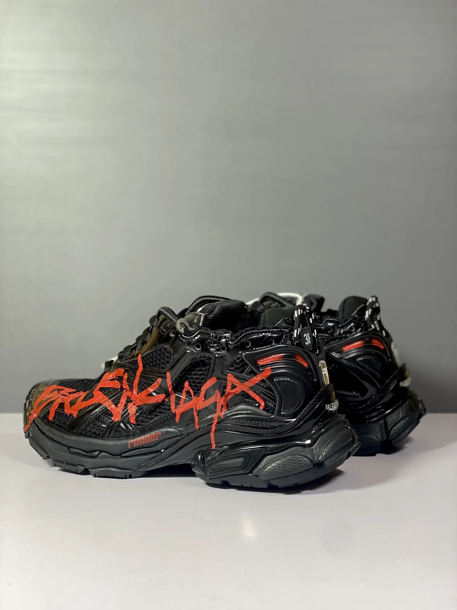 出厂¥500💰 纯原版本 涂鸦绘画 资讯:新款BALENCIAGA 巴黎世家-Runner、是通过溢胶、做旧、缝线等细节,展示了设计师 Demna 的运动鞋风格,用一双「旧鞋」传递复古感,后侧板、翘起的鞋头,则展示了 Demna 在结构上的未来构想; 原装大盒从里到外一切百分百还原官方配置 顶级专供碾压一切版本码数:35 36 37 38 39 40 41 42 43 44 45 46