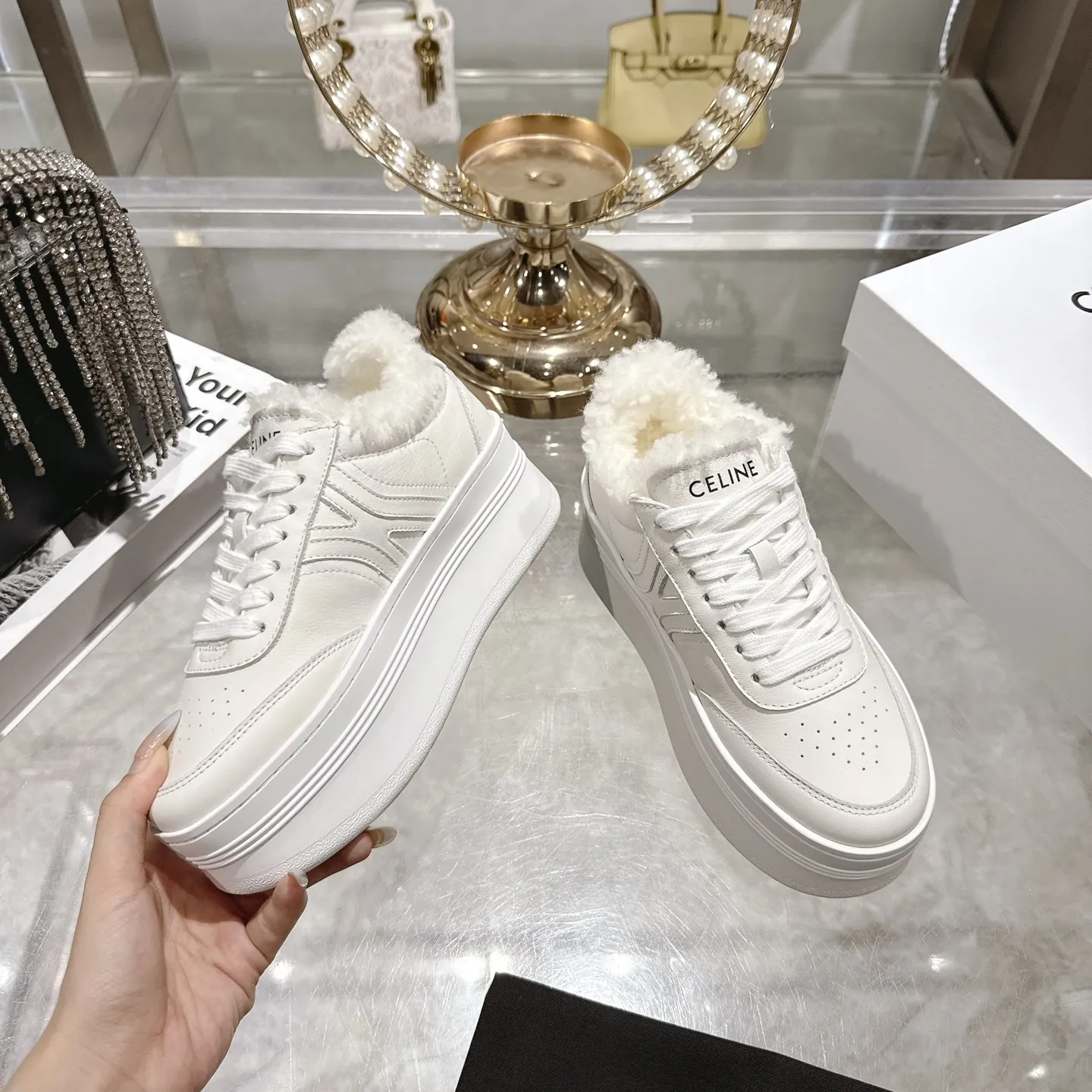 出厂370💰🌟高版本 CELINE*思琳赛琳 2025ss新款徽标系带厚底羊毛里休闲鞋小白鞋 简单舒服,干净利落,增高显腿细,无论是单穿还是搭配阔腿裤,高街又复古✔️一起来做CELINE女孩 ✔鞋面:进口头层小牛皮 ✔内里:进口羊毛 ✔大底:原版1:1开模大底 ✔码数:35-40 (40订做)