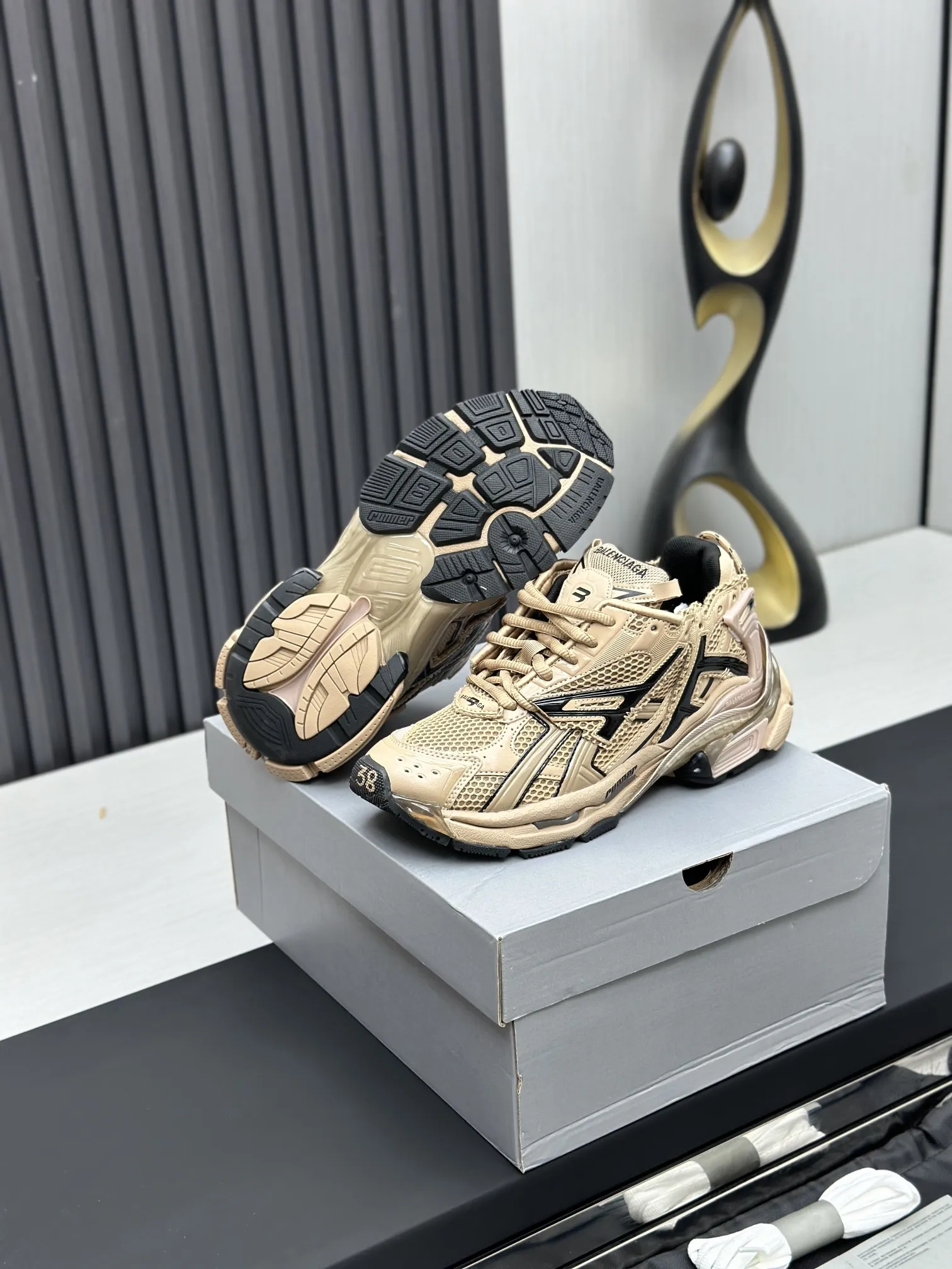 工厂价¥420💰纯原版本 7代 资讯:新款BALENCIAGA 巴黎世家-Runner、是通过溢胶、做旧、缝线等细节,展示了设计师 Demna 的运动鞋风格,用一双「旧鞋」传递复古感,后侧板、翘起的鞋头,则展示了 Demna 在结构上的未来构想; 原装大盒从里到外一切百分百还原官方配置 顶级专供碾压一切版本码数:35 36 37 38 39 40 41 42 43 44 45 46