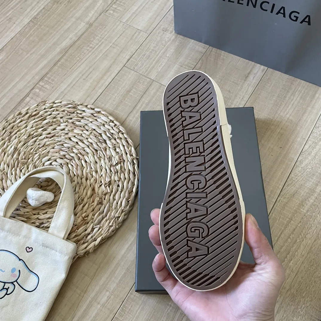 橙子出厂价💰105,男码+10 BALENCIAGA 巴黎世家 全新Paris休闲做旧脏脏鞋 半拖帆布鞋 复古做旧风格 以崭新视角演绎“中古风” ➤ 原版做旧水染工艺 ➤ 顶级帆布面料 ➤ 原版磨具大底 Size:34-40