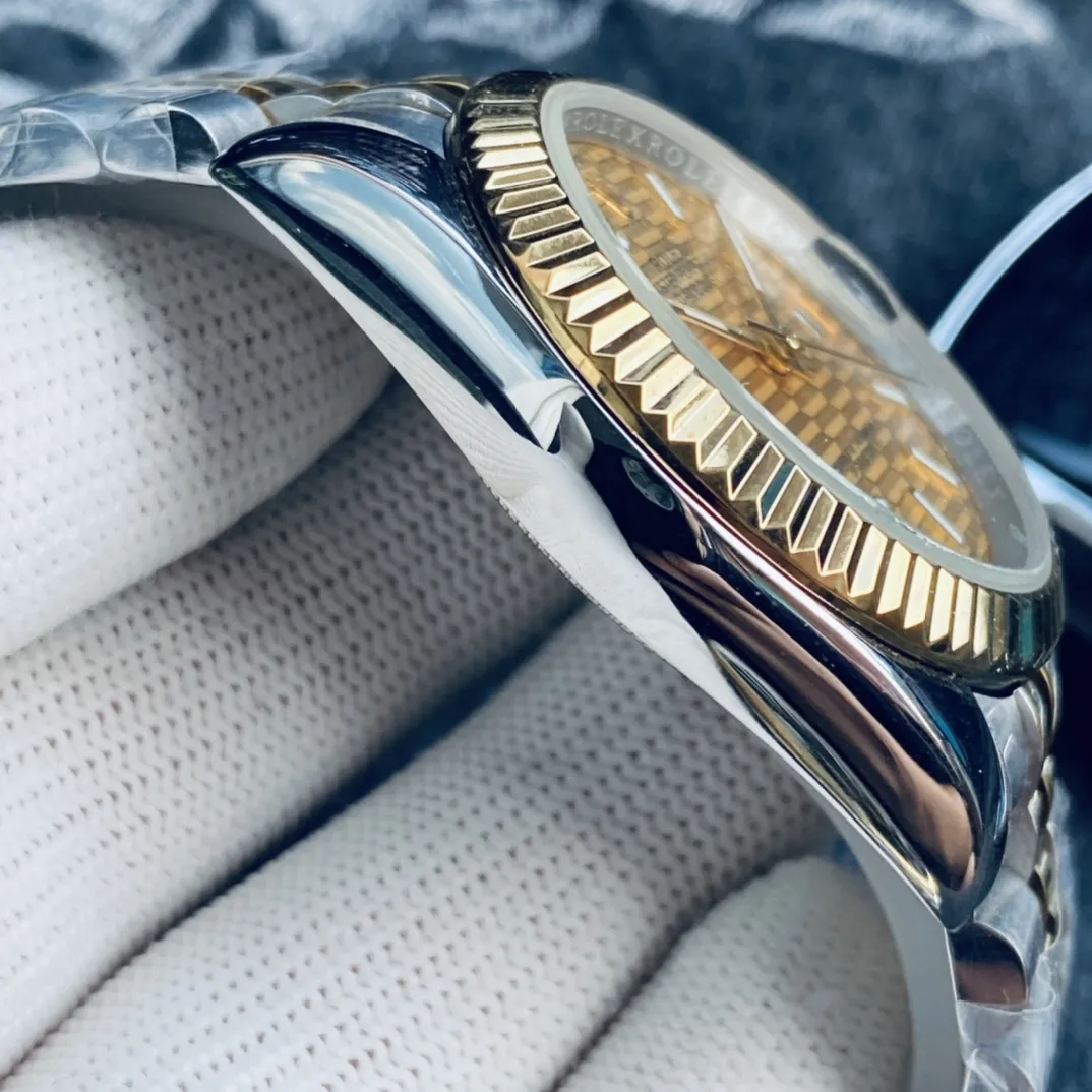 白壳200,间金➕10 🏍品牌:劳力士日志(Rolex) 🏍系列:日志系列经典款。 🏍机芯:搭载顶级进口机械机芯走时精准 🏍镜面:顶级矿物质水晶镜面更耐磨 🏍表带:316精钢材质钢带舒适经典制作 🏍尺寸:直径41mm,36mm两种 厚度10mm。