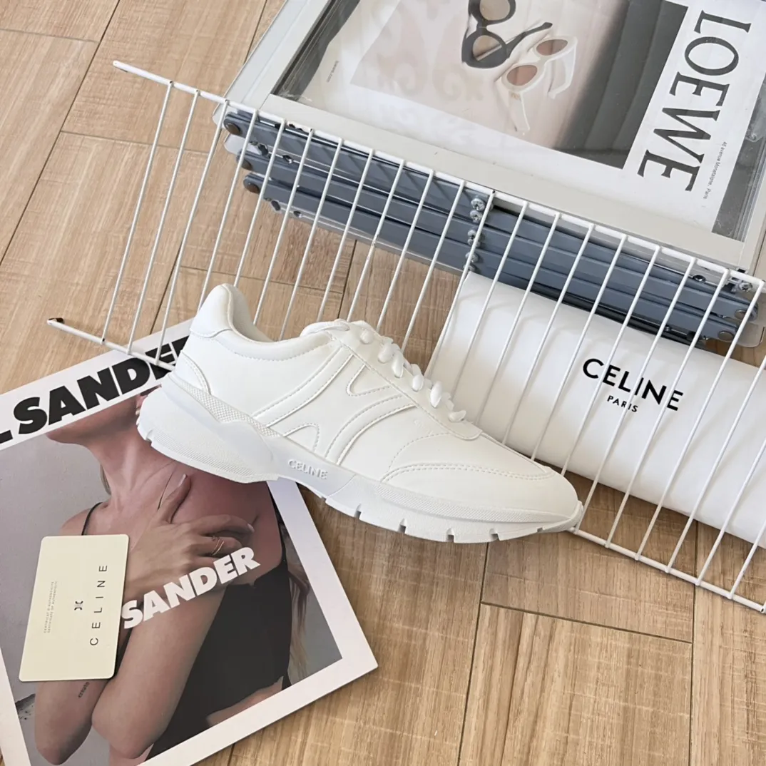 橙子出厂价💰140 Celine 赛琳 徽标系带休闲鞋小白鞋运动鞋老爹鞋 简单舒服,干净利落,增高显腿细,无论是单穿还是搭配阔腿裤,高街又复古~鞋面采用白色光滑头层牛皮,后跟凹印TRIOMPHE标志,鞋舌和鞋后帮印有CELINE标志,后跟经典老爹鞋款式,搭配织物内里,织物可活动脚床,不闷脚透气舒适,橡胶防滑大底抓地力强,轻便舒适满足日常一切场合穿搭! 码数:35-40