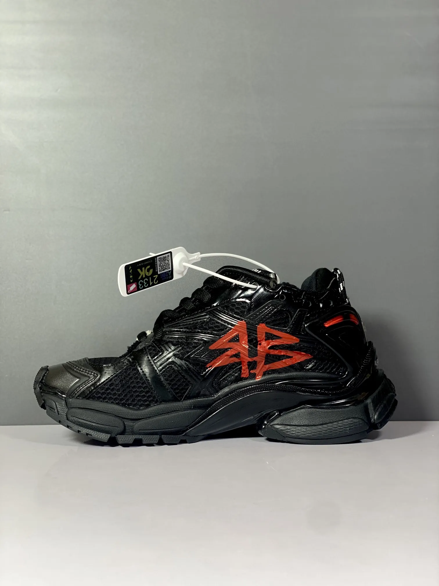 出厂¥500💰 纯原版本 涂鸦绘画 资讯:新款BALENCIAGA 巴黎世家-Runner、是通过溢胶、做旧、缝线等细节,展示了设计师 Demna 的运动鞋风格,用一双「旧鞋」传递复古感,后侧板、翘起的鞋头,则展示了 Demna 在结构上的未来构想; 原装大盒从里到外一切百分百还原官方配置 顶级专供碾压一切版本码数:35 36 37 38 39 40 41 42 43 44 45 46