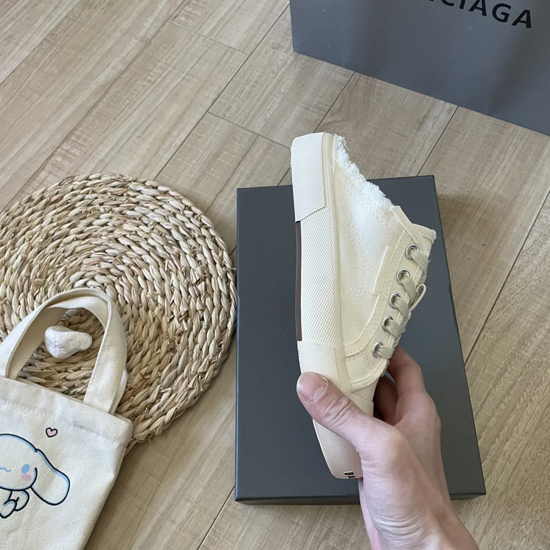 橙子出厂价💰105,男码+10 BALENCIAGA 巴黎世家 全新Paris休闲做旧脏脏鞋 半拖帆布鞋 复古做旧风格 以崭新视角演绎“中古风” ➤ 原版做旧水染工艺 ➤ 顶级帆布面料 ➤ 原版磨具大底 Size:34-40