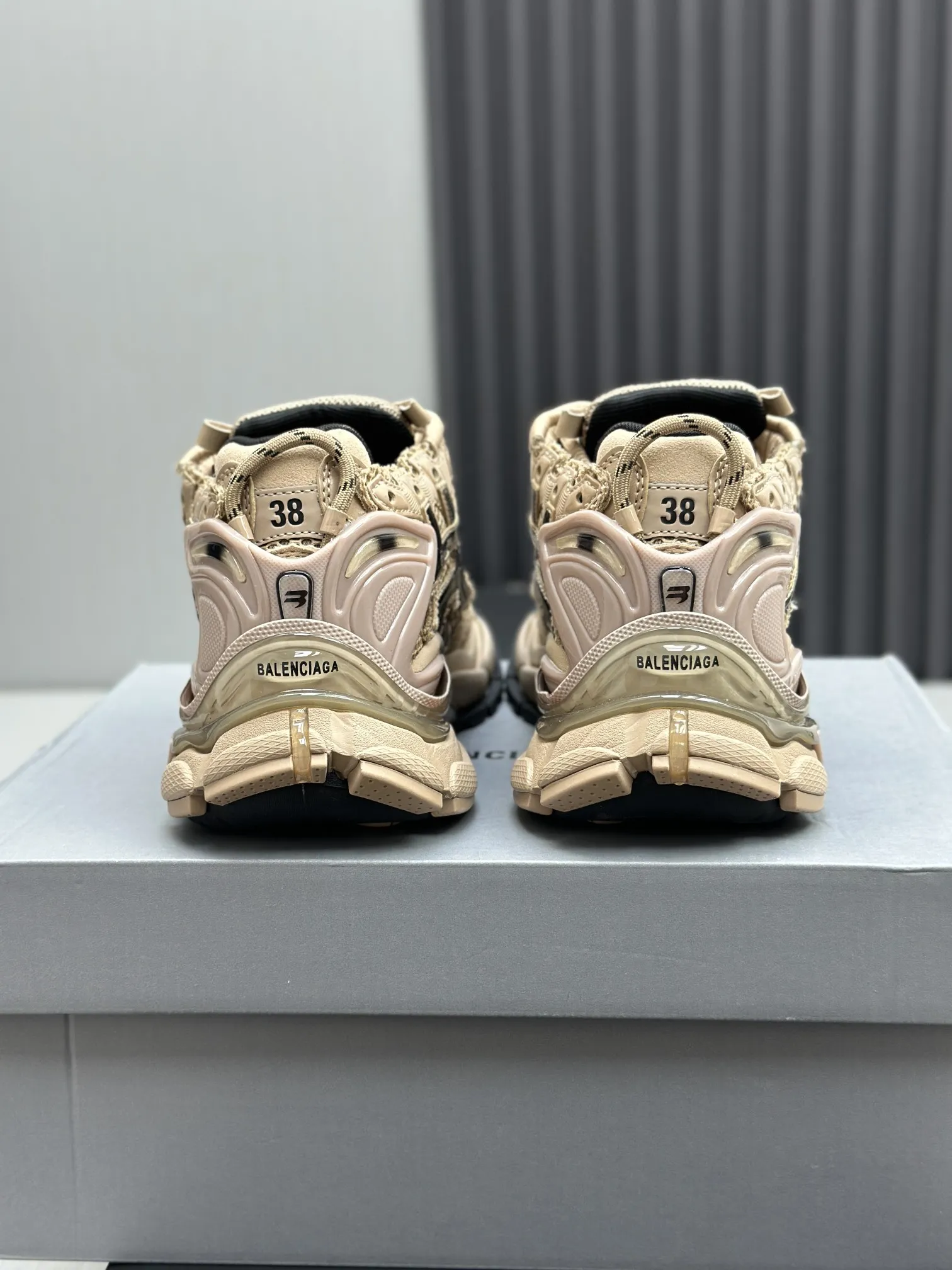 工厂价¥420💰纯原版本 7代 资讯:新款BALENCIAGA 巴黎世家-Runner、是通过溢胶、做旧、缝线等细节,展示了设计师 Demna 的运动鞋风格,用一双「旧鞋」传递复古感,后侧板、翘起的鞋头,则展示了 Demna 在结构上的未来构想; 原装大盒从里到外一切百分百还原官方配置 顶级专供碾压一切版本码数:35 36 37 38 39 40 41 42 43 44 45 46