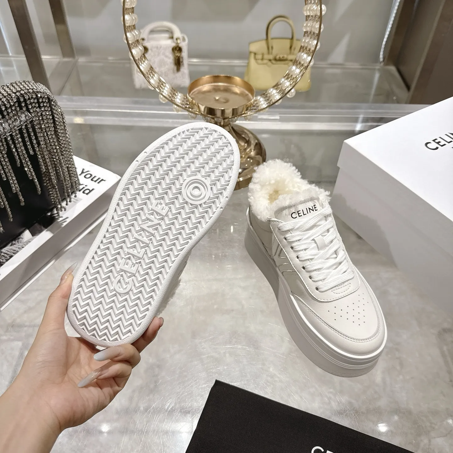 出厂370💰🌟高版本 CELINE*思琳赛琳 2025ss新款徽标系带厚底羊毛里休闲鞋小白鞋 简单舒服,干净利落,增高显腿细,无论是单穿还是搭配阔腿裤,高街又复古✔️一起来做CELINE女孩 ✔鞋面:进口头层小牛皮 ✔内里:进口羊毛 ✔大底:原版1:1开模大底 ✔码数:35-40 (40订做)