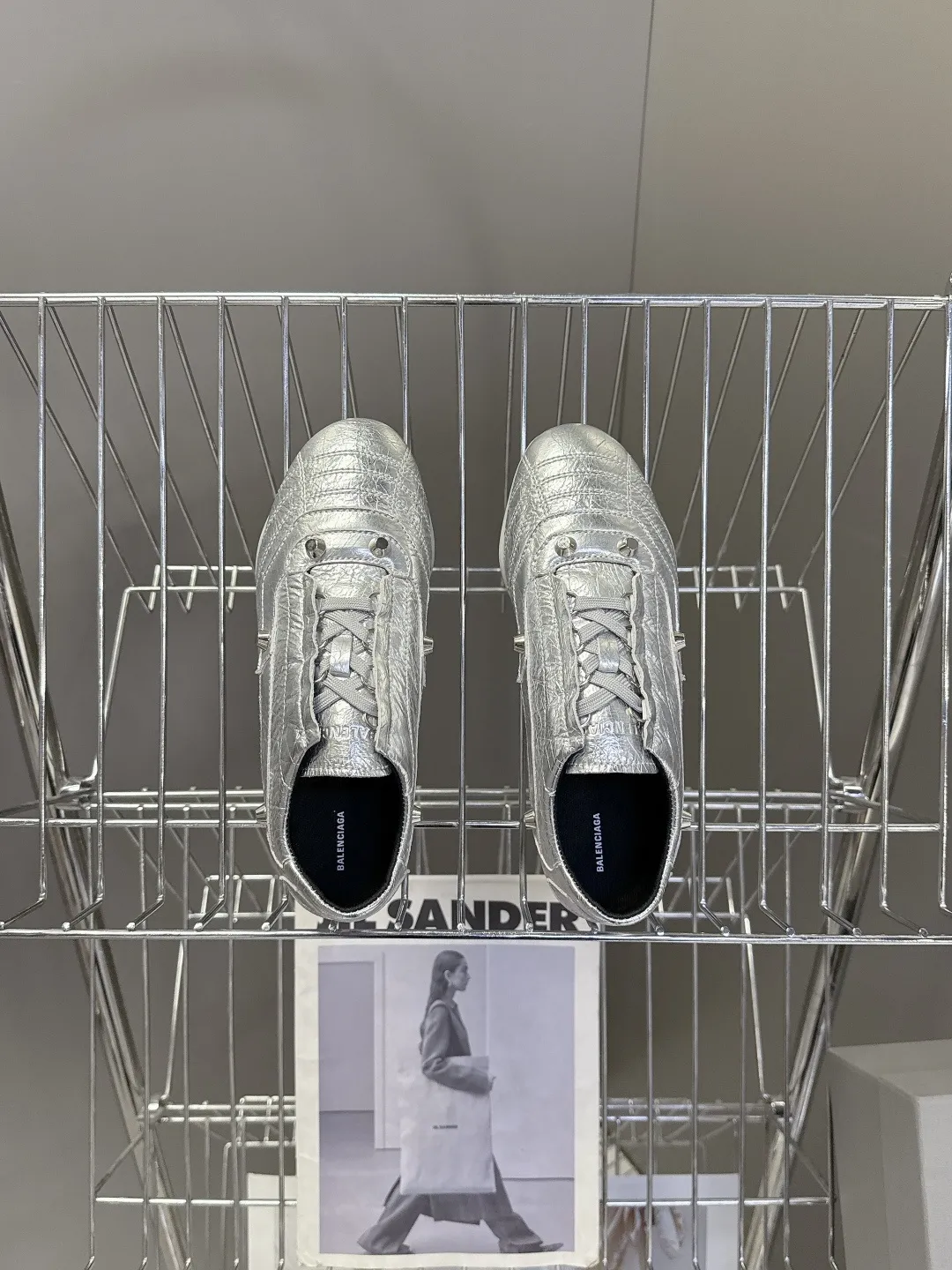 💰240 Balenciaga巴黎世家最新款棒球鞋 薄底鞋 休闲鞋 超多明星时尚博主种草 原版购入开发做货 超火的薄底设计 巴黎家最新隐藏款网球鞋柔软油蜡小牛皮配搭经典双logo满满的复古感又是最最最百搭的配色 今年女孩必入的一款休闲鞋 鞋底设计 超级柔软 配合送专柜精美包装 ▪️ 面料：原版定制油蜡小牛皮 ▪️ 内里：进口定制网布里 ▪️ 鞋底：原版开模橡胶大底 ▪️ Size: 35-40