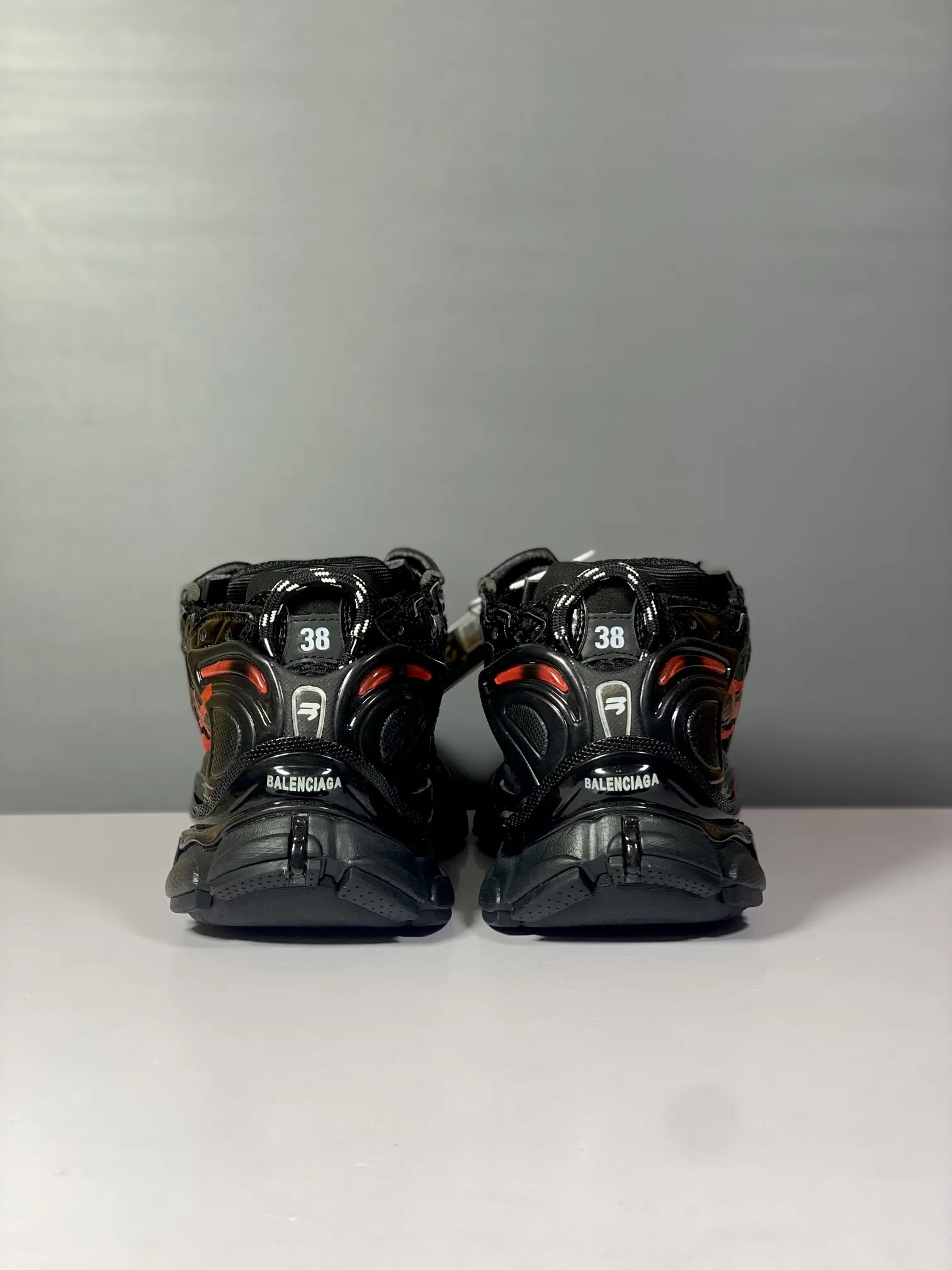 出厂&yen;500💰 纯原版本 涂鸦绘画 资讯：新款BALENCIAGA 巴黎世家-Runner、是通过溢胶、做旧、缝线等细节，展示了设计师 Demna 的运动鞋风格，用一双「旧鞋」传递复古感，后侧板、翘起的鞋头，则展示了 Demna 在结构上的未来构想； 原装大盒从里到外一切百分百还原官方配置 顶级专供碾压一切版本码数：35 36 37 38 39 40 41 42 43 44 45 46
