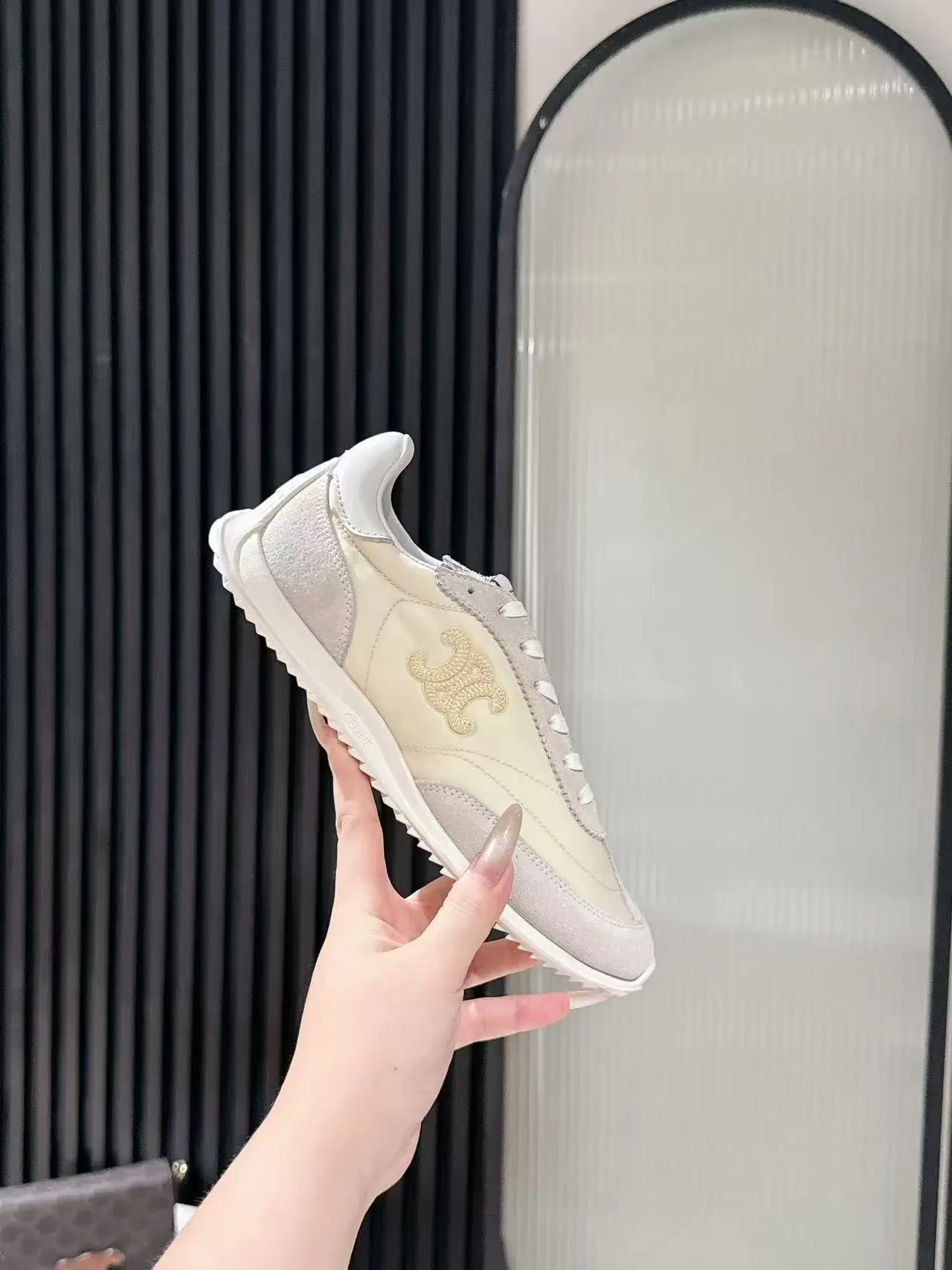 💰270 CELINE思琳春夏最新款Racer系列 阿甘鞋 运动鞋 🔥🔥 超多明星时尚博主种草 阿甘鞋鞋型设计经典永不过时 酷帅又百搭无论是运动风穿搭 还是日常出街的休闲装,它都能完美适配,轻松提升整体造型的质感 而且这双鞋的设计很贴合脚型,走路不累脚,春夏穿着也很透气,不会闷汗 不管你是去逛街、旅行还是运动,它都能成为你的最佳搭子 鞋面3D电绣LOGO格外突出亮点✔高丝光牛皮拼接透气布 原版私模大底Size:35-40