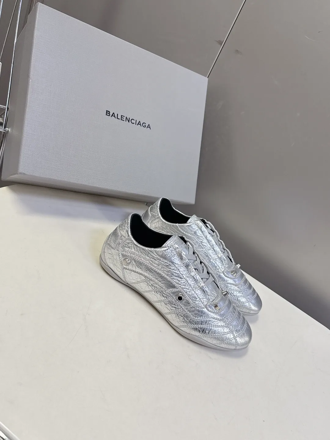 💰240 Balenciaga巴黎世家最新款棒球鞋 薄底鞋 休闲鞋 超多明星时尚博主种草 原版购入开发做货 超火的薄底设计 巴黎家最新隐藏款网球鞋柔软油蜡小牛皮配搭经典双logo满满的复古感又是最最最百搭的配色 今年女孩必入的一款休闲鞋 鞋底设计 超级柔软 配合送专柜精美包装 ▪️ 面料:原版定制油蜡小牛皮 ▪️ 内里:进口定制网布里 ▪️ 鞋底:原版开模橡胶大底 ▪️ Size: 35-40