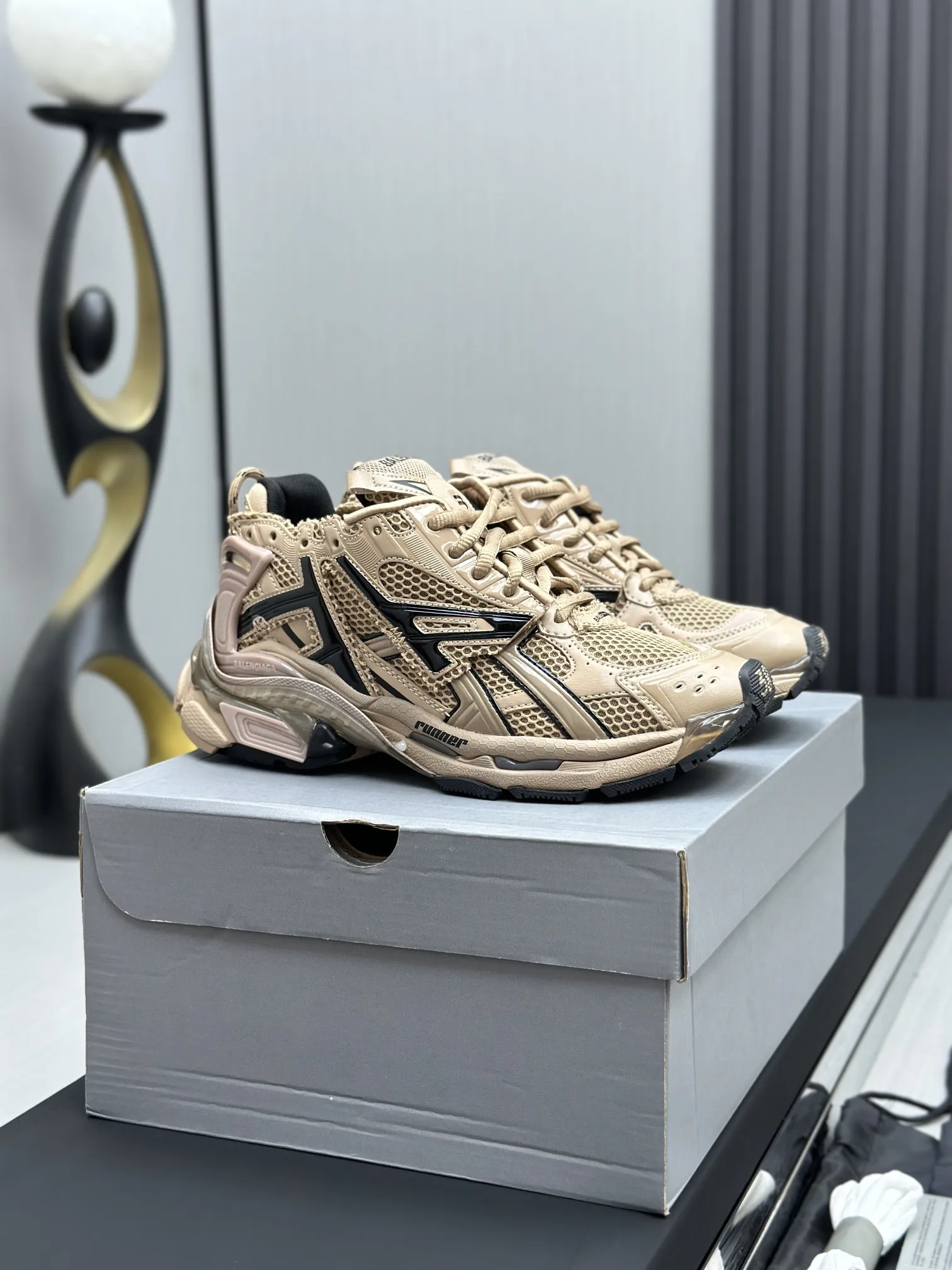 工厂价¥420💰纯原版本 7代 资讯:新款BALENCIAGA 巴黎世家-Runner、是通过溢胶、做旧、缝线等细节,展示了设计师 Demna 的运动鞋风格,用一双「旧鞋」传递复古感,后侧板、翘起的鞋头,则展示了 Demna 在结构上的未来构想; 原装大盒从里到外一切百分百还原官方配置 顶级专供碾压一切版本码数:35 36 37 38 39 40 41 42 43 44 45 46