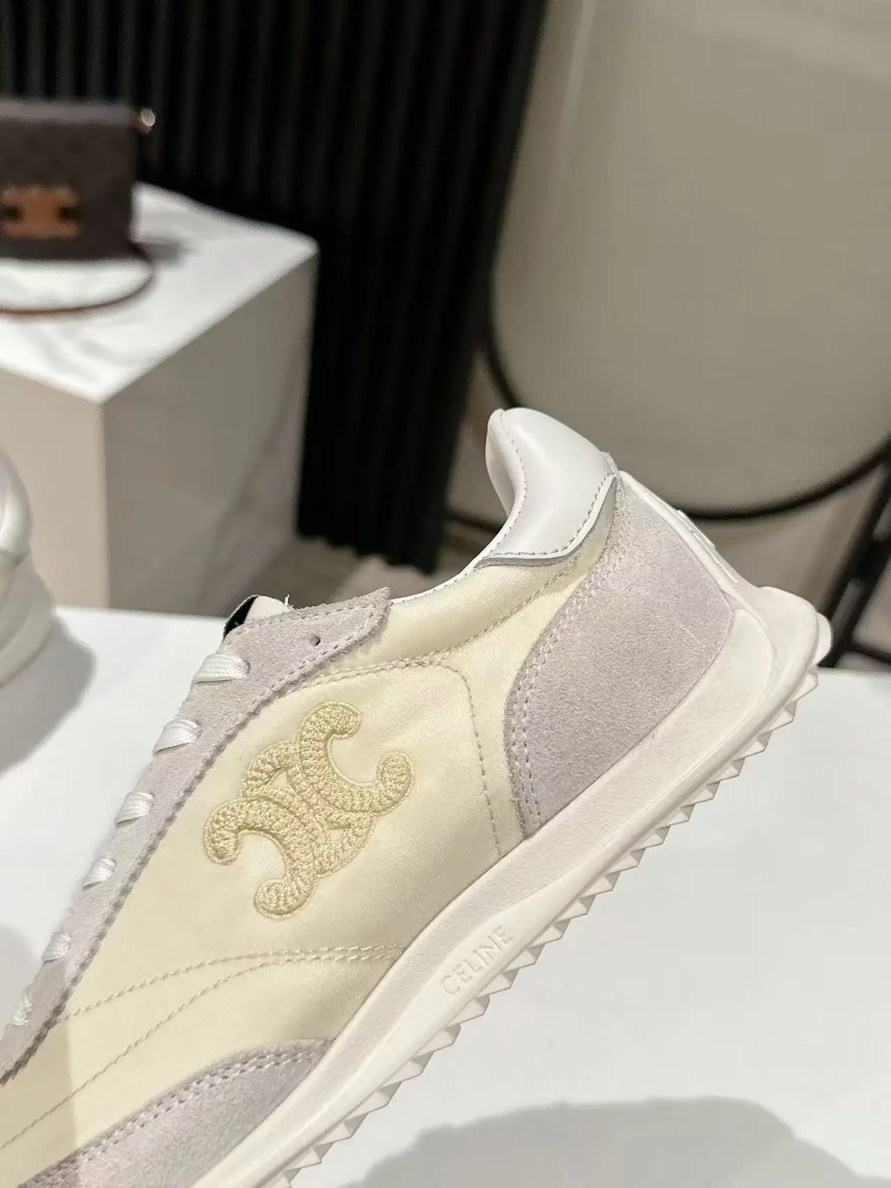 💰270 CELINE思琳春夏最新款Racer系列 阿甘鞋 运动鞋 🔥🔥 超多明星时尚博主种草 阿甘鞋鞋型设计经典永不过时 酷帅又百搭无论是运动风穿搭 还是日常出街的休闲装，它都能完美适配，轻松提升整体造型的质感 而且这双鞋的设计很贴合脚型，走路不累脚，春夏穿着也很透气，不会闷汗 不管你是去逛街、旅行还是运动，它都能成为你的最佳搭子 鞋面3D电绣LOGO格外突出亮点✔高丝光牛皮拼接透气布 原版私模大底Size：35-40