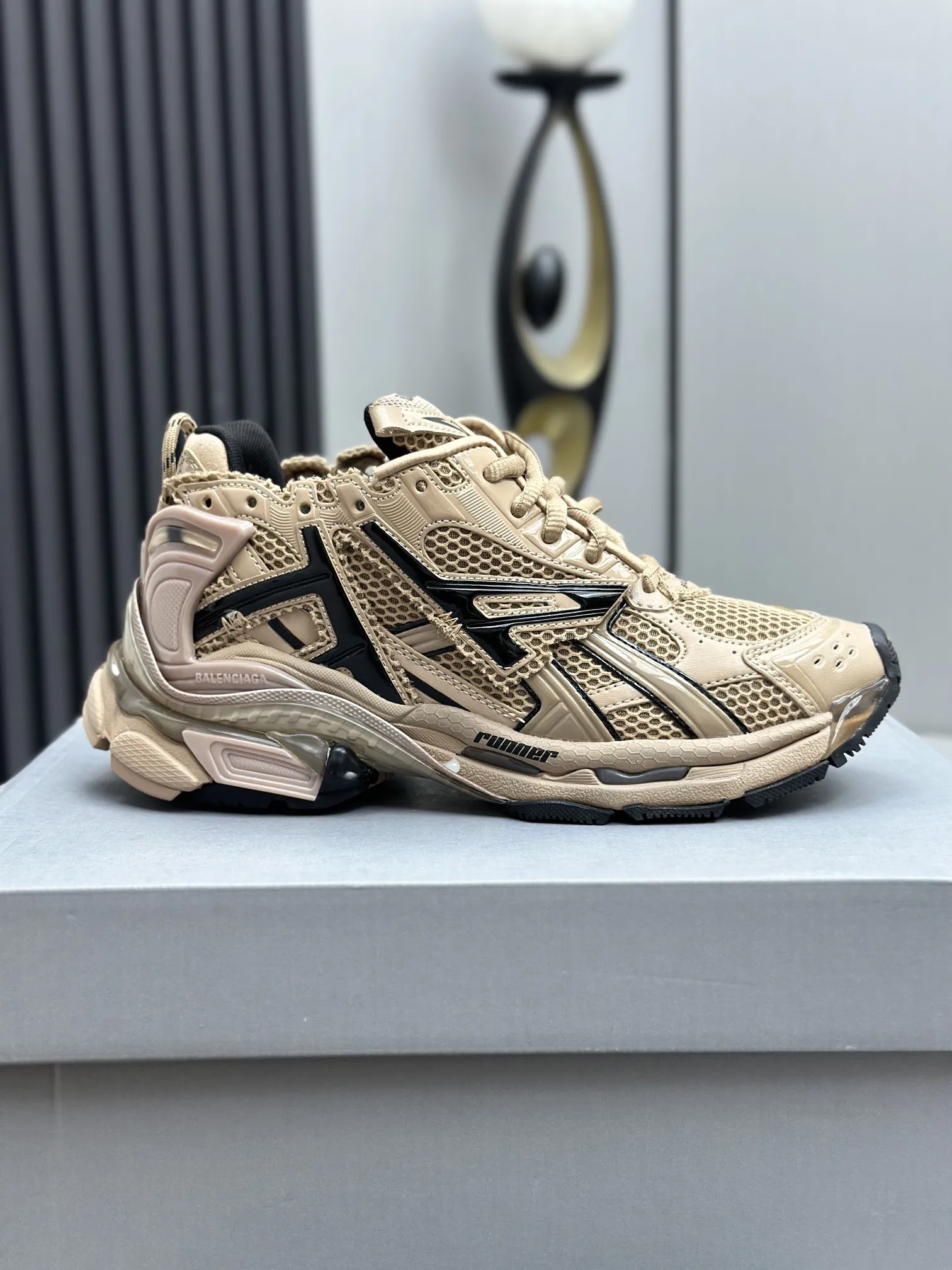 工厂价&yen;420💰纯原版本 7代 资讯：新款BALENCIAGA 巴黎世家-Runner、是通过溢胶、做旧、缝线等细节，展示了设计师 Demna 的运动鞋风格，用一双「旧鞋」传递复古感，后侧板、翘起的鞋头，则展示了 Demna 在结构上的未来构想； 原装大盒从里到外一切百分百还原官方配置 顶级专供碾压一切版本码数：35 36 37 38 39 40 41 42 43 44 45 46