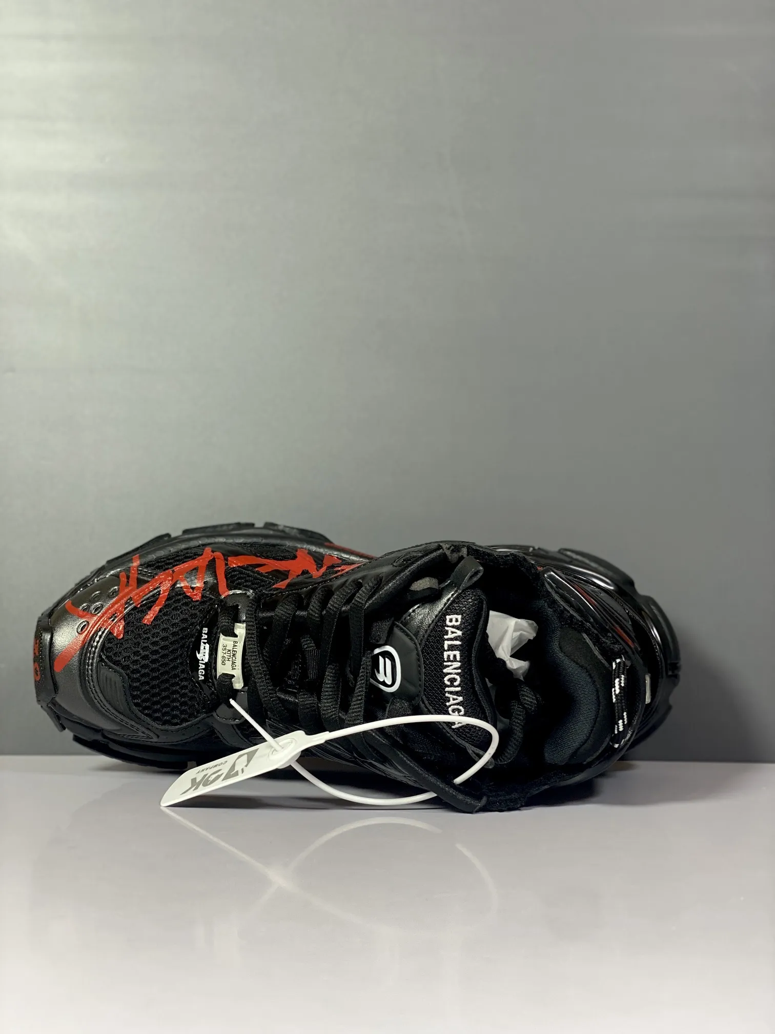 出厂¥500💰 纯原版本 涂鸦绘画 资讯:新款BALENCIAGA 巴黎世家-Runner、是通过溢胶、做旧、缝线等细节,展示了设计师 Demna 的运动鞋风格,用一双「旧鞋」传递复古感,后侧板、翘起的鞋头,则展示了 Demna 在结构上的未来构想; 原装大盒从里到外一切百分百还原官方配置 顶级专供碾压一切版本码数:35 36 37 38 39 40 41 42 43 44 45 46