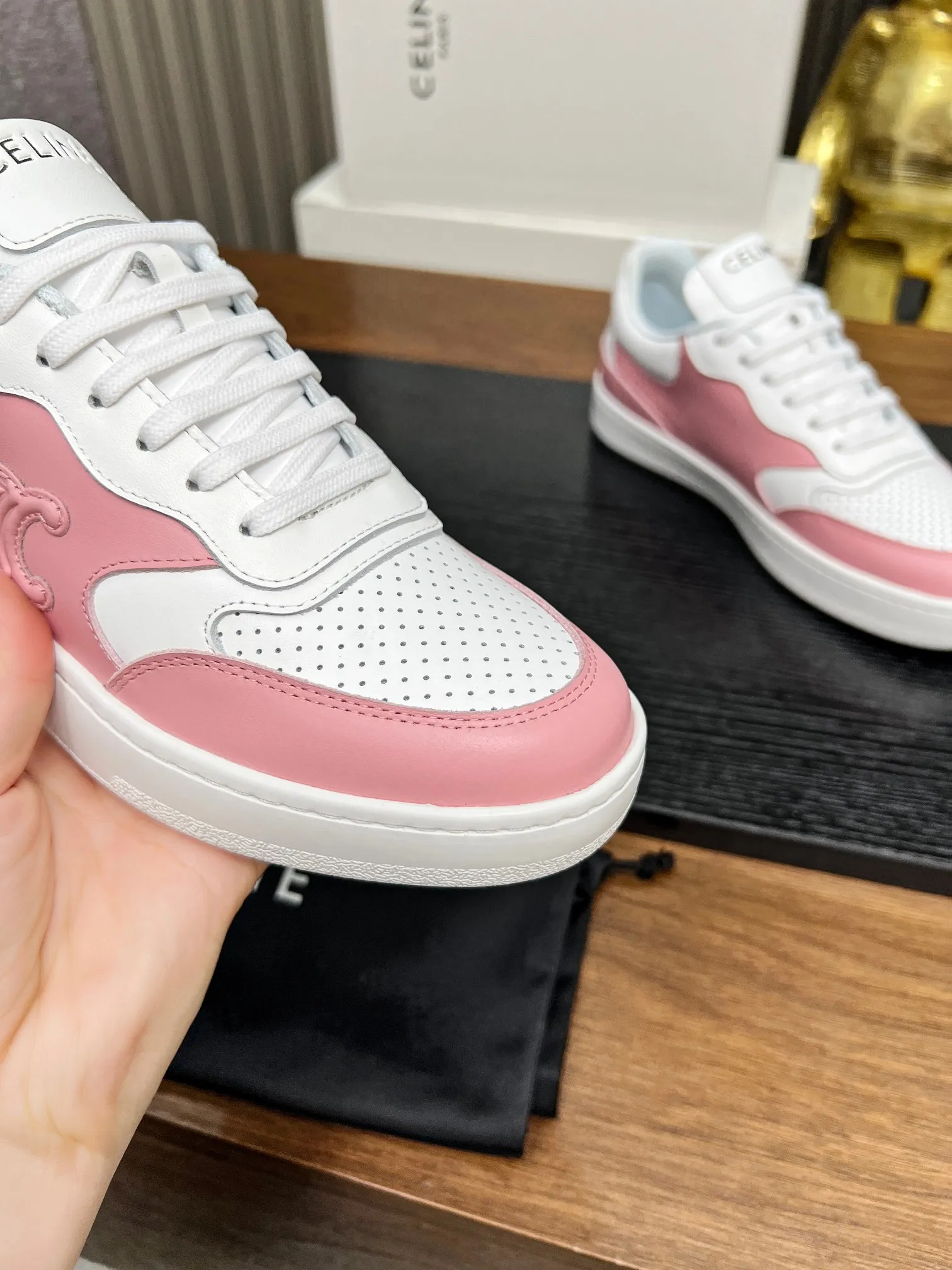 280！CELINE.2025年celine赛琳 Block Triomphe 运动鞋 BLOCK TRIOMPHE牛皮革坡跟运动鞋厚底小白鞋 鞋后帮和侧面压印CELINE标志厚底面包鞋简单舒服，干净利落，增高显腿细无论是单穿还是搭配阔腿裤，高街又复古一起来做 CELINE女孩 尺码：35-44