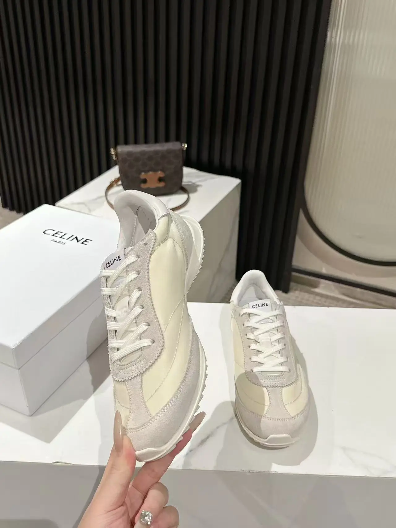 💰270 CELINE思琳春夏最新款Racer系列 阿甘鞋 运动鞋 🔥🔥 超多明星时尚博主种草 阿甘鞋鞋型设计经典永不过时 酷帅又百搭无论是运动风穿搭 还是日常出街的休闲装,它都能完美适配,轻松提升整体造型的质感 而且这双鞋的设计很贴合脚型,走路不累脚,春夏穿着也很透气,不会闷汗 不管你是去逛街、旅行还是运动,它都能成为你的最佳搭子 鞋面3D电绣LOGO格外突出亮点✔高丝光牛皮拼接透气布 原版私模大底Size:35-40