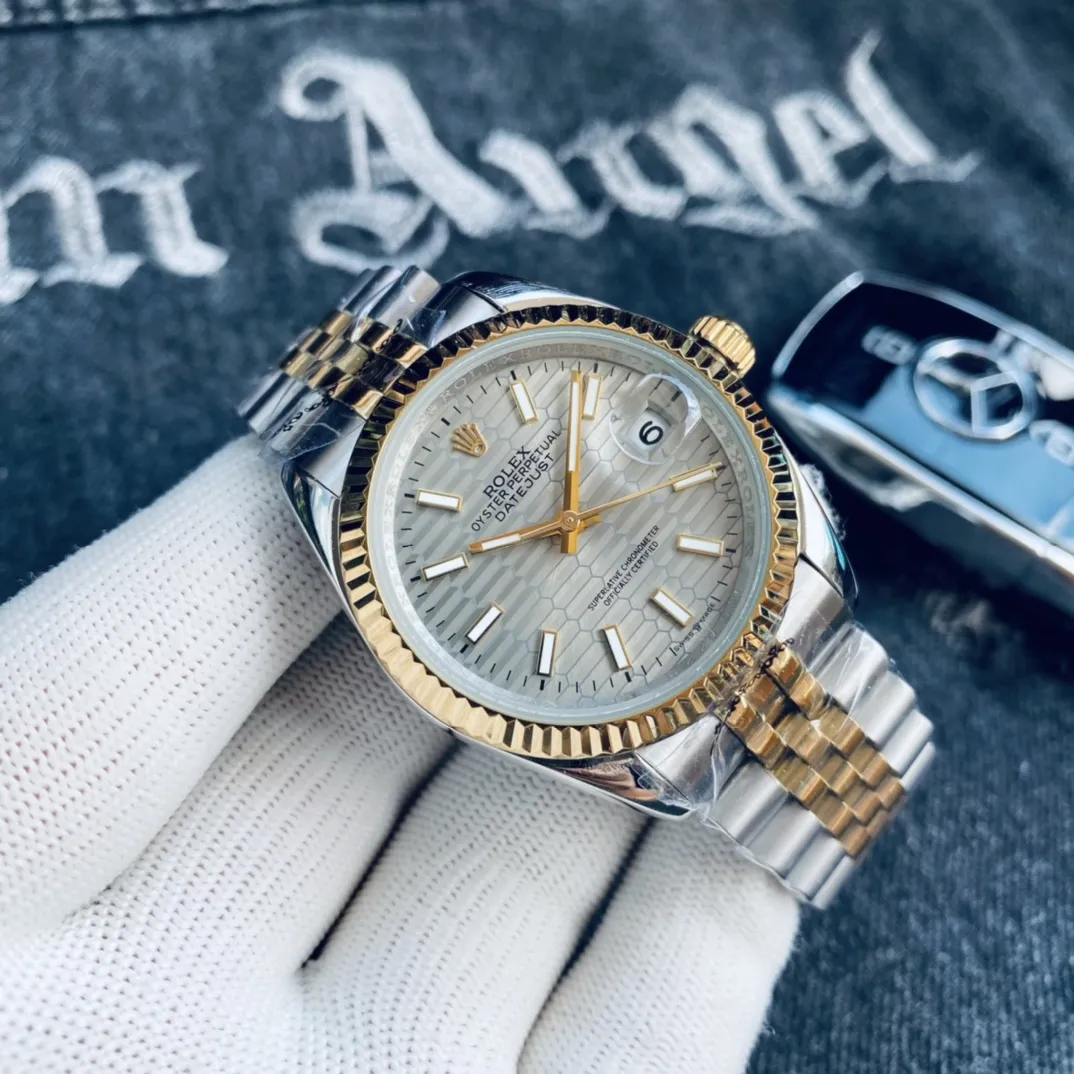 白壳200,间金➕10 🏍品牌:劳力士日志(Rolex) 🏍系列:日志系列经典款。 🏍机芯:搭载顶级进口机械机芯走时精准 🏍镜面:顶级矿物质水晶镜面更耐磨 🏍表带:316精钢材质钢带舒适经典制作 🏍尺寸:直径41mm,36mm两种 厚度10mm。