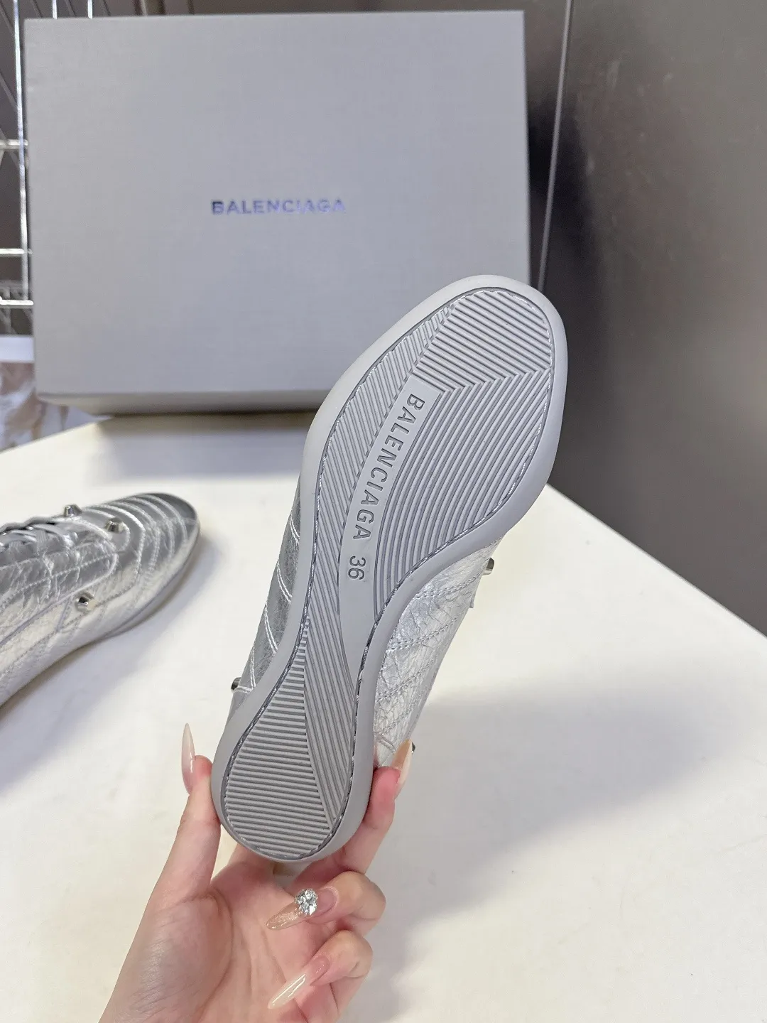 💰240 Balenciaga巴黎世家最新款棒球鞋 薄底鞋 休闲鞋 超多明星时尚博主种草 原版购入开发做货 超火的薄底设计 巴黎家最新隐藏款网球鞋柔软油蜡小牛皮配搭经典双logo满满的复古感又是最最最百搭的配色 今年女孩必入的一款休闲鞋 鞋底设计 超级柔软 配合送专柜精美包装 ▪️ 面料：原版定制油蜡小牛皮 ▪️ 内里：进口定制网布里 ▪️ 鞋底：原版开模橡胶大底 ▪️ Size: 35-40