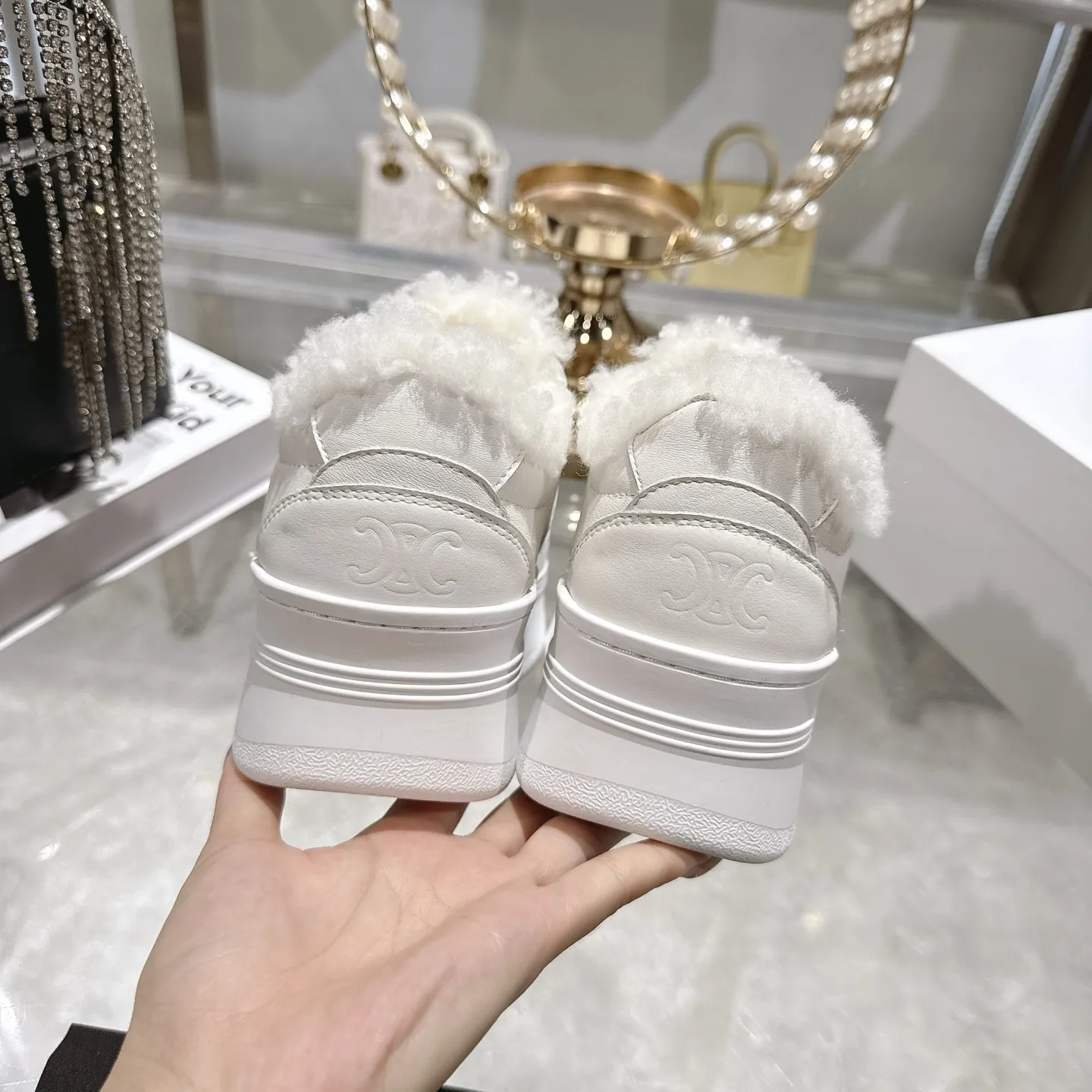 出厂370💰🌟高版本 CELINE*思琳赛琳 2025ss新款徽标系带厚底羊毛里休闲鞋小白鞋 简单舒服，干净利落，增高显腿细，无论是单穿还是搭配阔腿裤，高街又复古✔️一起来做CELINE女孩 ✔鞋面：进口头层小牛皮 ✔内里：进口羊毛 ✔大底：原版1:1开模大底 ✔码数：35-40 （40订做）