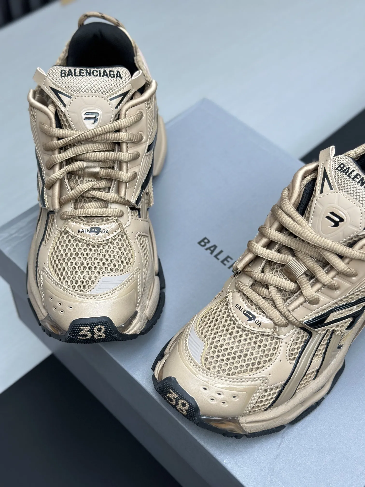 工厂价¥420💰纯原版本 7代 资讯:新款BALENCIAGA 巴黎世家-Runner、是通过溢胶、做旧、缝线等细节,展示了设计师 Demna 的运动鞋风格,用一双「旧鞋」传递复古感,后侧板、翘起的鞋头,则展示了 Demna 在结构上的未来构想; 原装大盒从里到外一切百分百还原官方配置 顶级专供碾压一切版本码数:35 36 37 38 39 40 41 42 43 44 45 46
