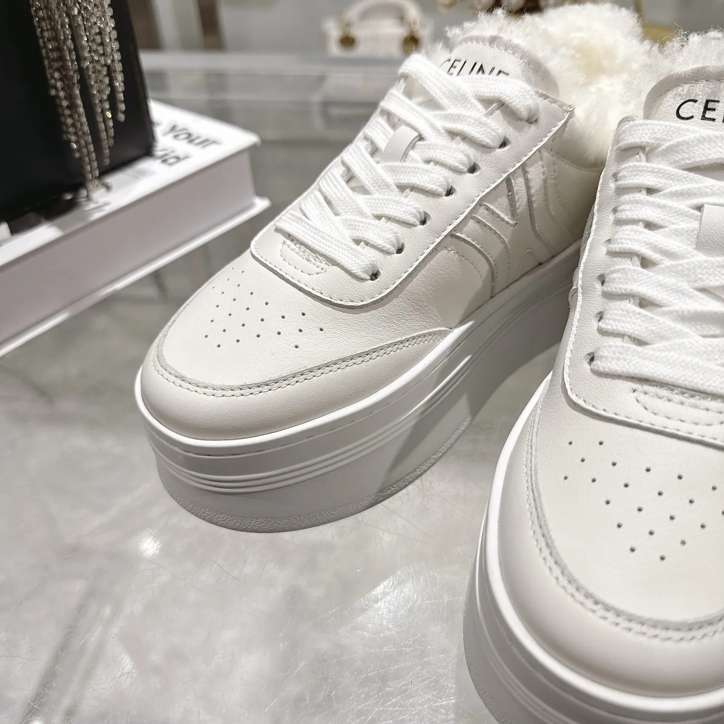 出厂370💰🌟高版本 CELINE*思琳赛琳 2025ss新款徽标系带厚底羊毛里休闲鞋小白鞋 简单舒服,干净利落,增高显腿细,无论是单穿还是搭配阔腿裤,高街又复古✔️一起来做CELINE女孩 ✔鞋面:进口头层小牛皮 ✔内里:进口羊毛 ✔大底:原版1:1开模大底 ✔码数:35-40 (40订做)