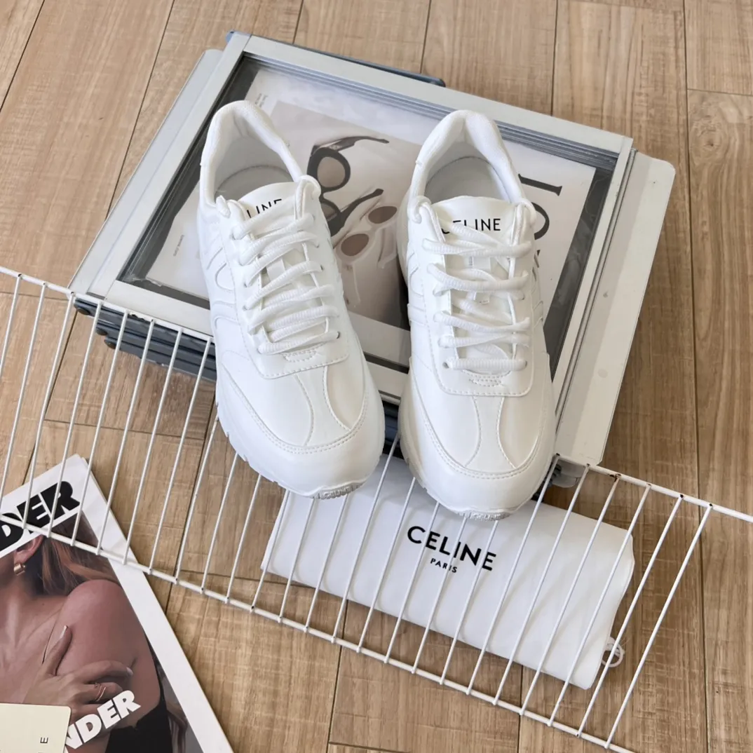 橙子出厂价💰140 Celine 赛琳 徽标系带休闲鞋小白鞋运动鞋老爹鞋 简单舒服,干净利落,增高显腿细,无论是单穿还是搭配阔腿裤,高街又复古~鞋面采用白色光滑头层牛皮,后跟凹印TRIOMPHE标志,鞋舌和鞋后帮印有CELINE标志,后跟经典老爹鞋款式,搭配织物内里,织物可活动脚床,不闷脚透气舒适,橡胶防滑大底抓地力强,轻便舒适满足日常一切场合穿搭! 码数:35-40