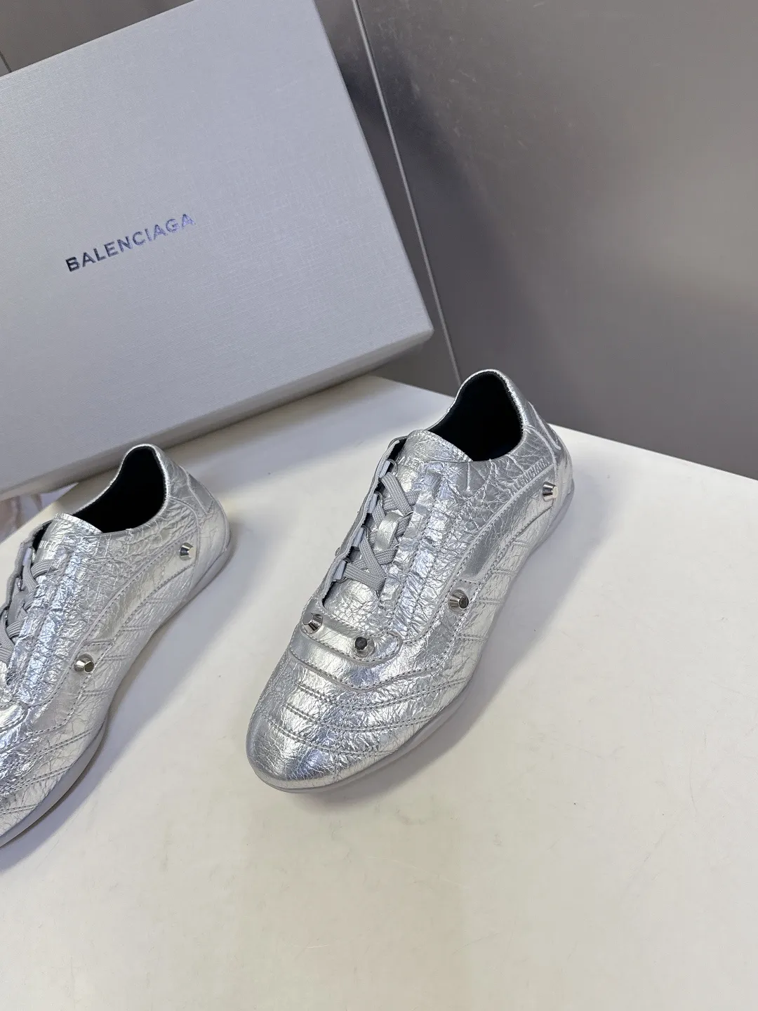 💰240 Balenciaga巴黎世家最新款棒球鞋 薄底鞋 休闲鞋 超多明星时尚博主种草 原版购入开发做货 超火的薄底设计 巴黎家最新隐藏款网球鞋柔软油蜡小牛皮配搭经典双logo满满的复古感又是最最最百搭的配色 今年女孩必入的一款休闲鞋 鞋底设计 超级柔软 配合送专柜精美包装 ▪️ 面料：原版定制油蜡小牛皮 ▪️ 内里：进口定制网布里 ▪️ 鞋底：原版开模橡胶大底 ▪️ Size: 35-40