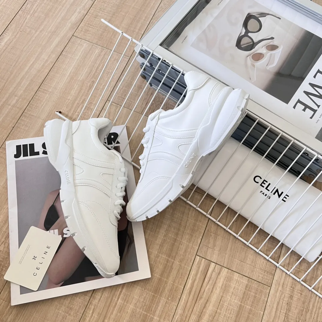 橙子出厂价💰140 Celine 赛琳 徽标系带休闲鞋小白鞋运动鞋老爹鞋 简单舒服，干净利落，增高显腿细，无论是单穿还是搭配阔腿裤，高街又复古~鞋面采用白色光滑头层牛皮，后跟凹印TRIOMPHE标志，鞋舌和鞋后帮印有CELINE标志，后跟经典老爹鞋款式，搭配织物内里，织物可活动脚床，不闷脚透气舒适，橡胶防滑大底抓地力强，轻便舒适满足日常一切场合穿搭！ 码数：35-40