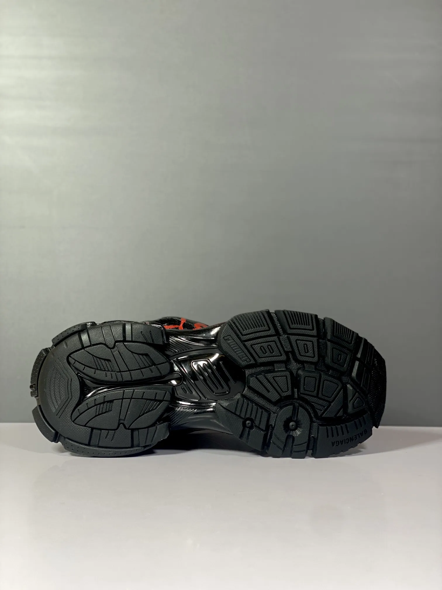 出厂¥500💰 纯原版本 涂鸦绘画 资讯:新款BALENCIAGA 巴黎世家-Runner、是通过溢胶、做旧、缝线等细节,展示了设计师 Demna 的运动鞋风格,用一双「旧鞋」传递复古感,后侧板、翘起的鞋头,则展示了 Demna 在结构上的未来构想; 原装大盒从里到外一切百分百还原官方配置 顶级专供碾压一切版本码数:35 36 37 38 39 40 41 42 43 44 45 46