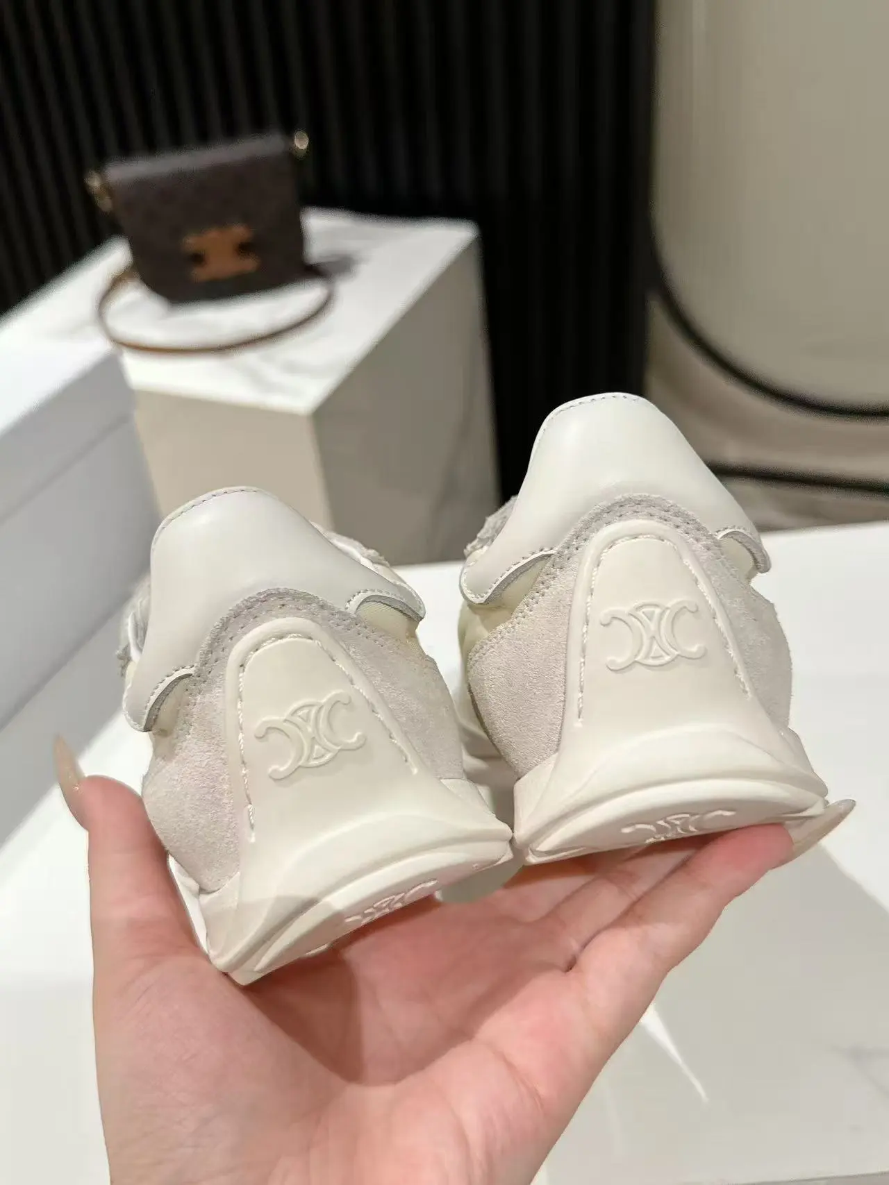 💰270 CELINE思琳春夏最新款Racer系列 阿甘鞋 运动鞋 🔥🔥 超多明星时尚博主种草 阿甘鞋鞋型设计经典永不过时 酷帅又百搭无论是运动风穿搭 还是日常出街的休闲装，它都能完美适配，轻松提升整体造型的质感 而且这双鞋的设计很贴合脚型，走路不累脚，春夏穿着也很透气，不会闷汗 不管你是去逛街、旅行还是运动，它都能成为你的最佳搭子 鞋面3D电绣LOGO格外突出亮点✔高丝光牛皮拼接透气布 原版私模大底Size：35-40